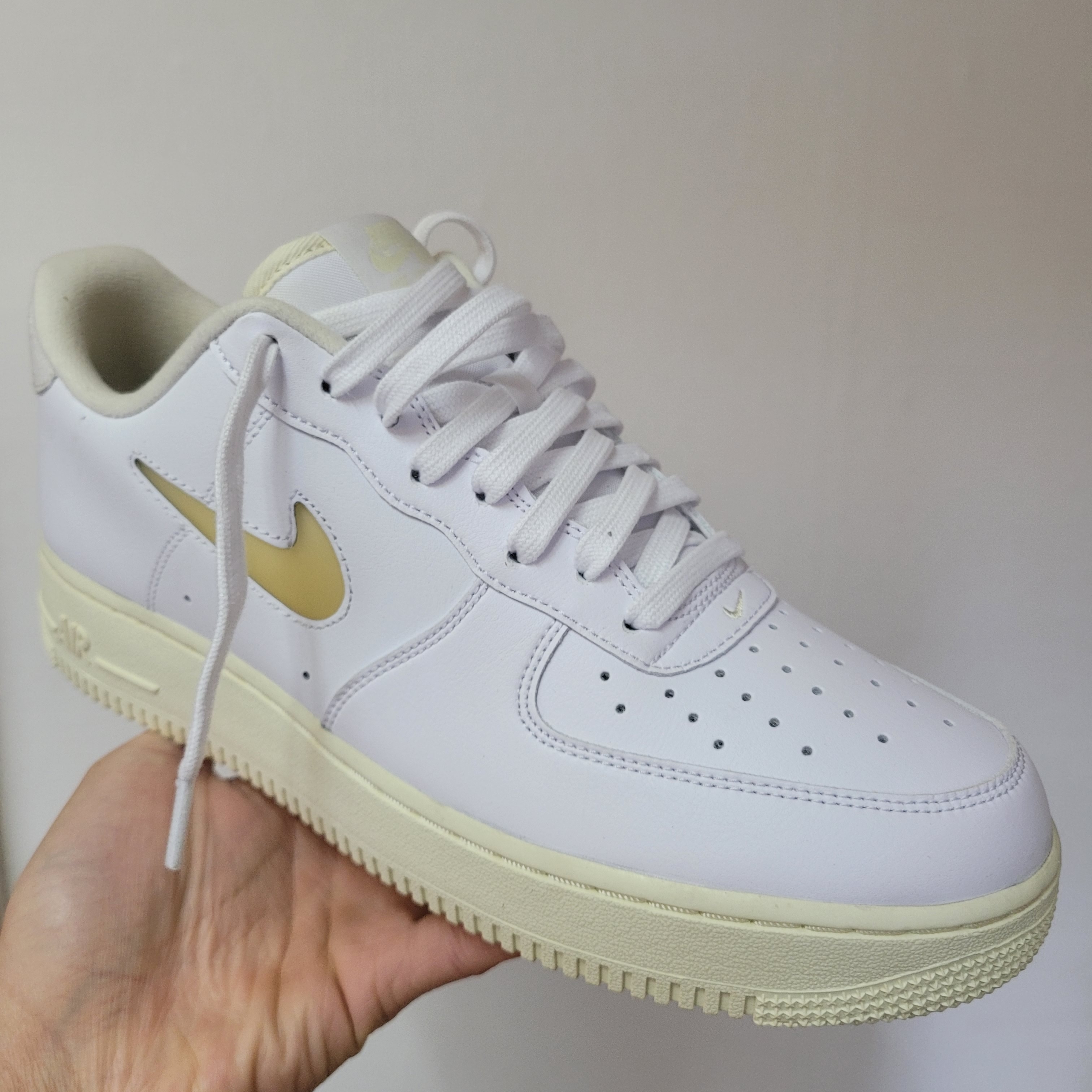 Nike Air Force 1 '07 LX Pale Vanilla 착용 스타일 - 1
