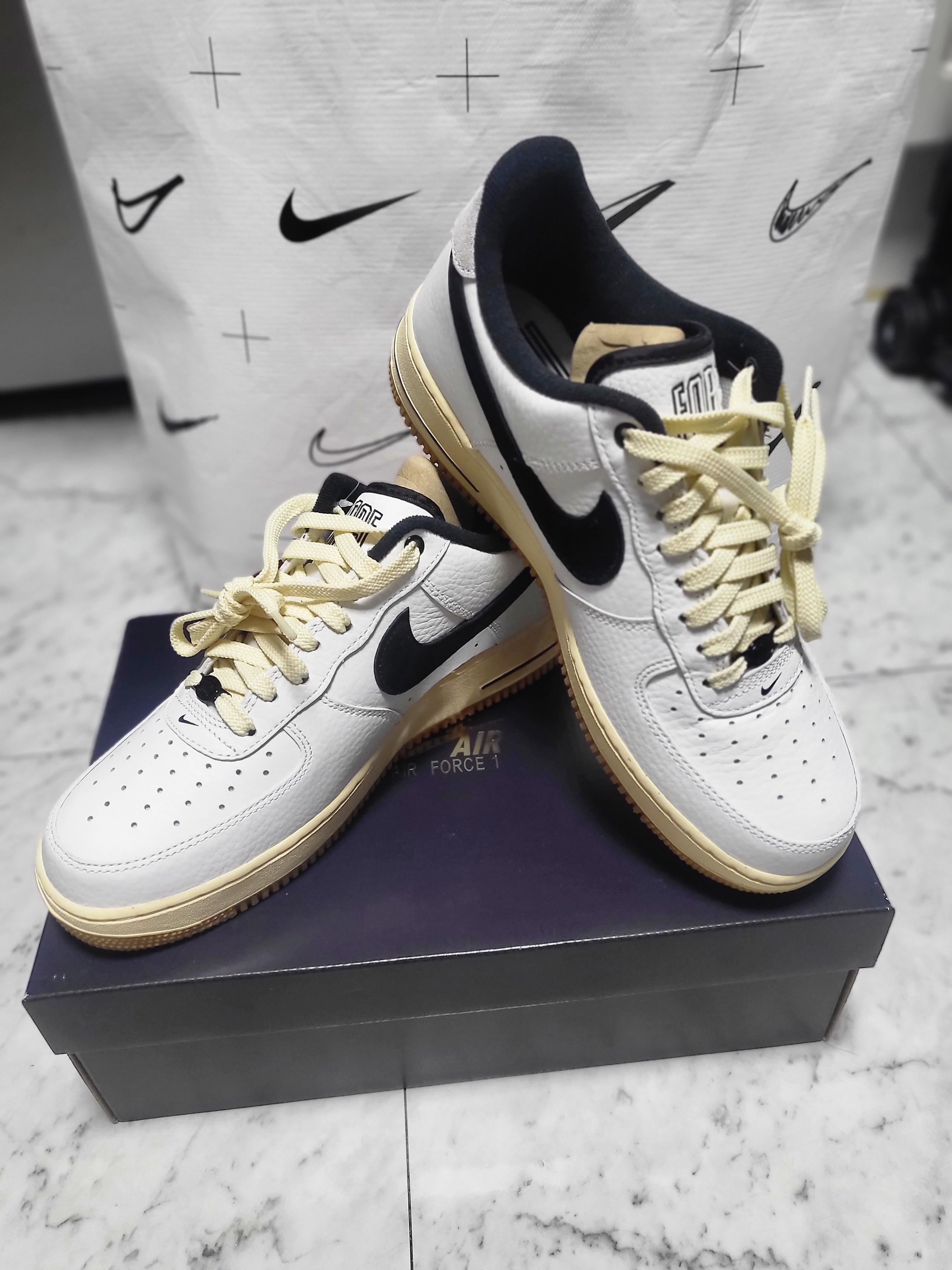 (W) Nike Air Force 1 '07 LX Black and Summit White 착용 스타일 - 1