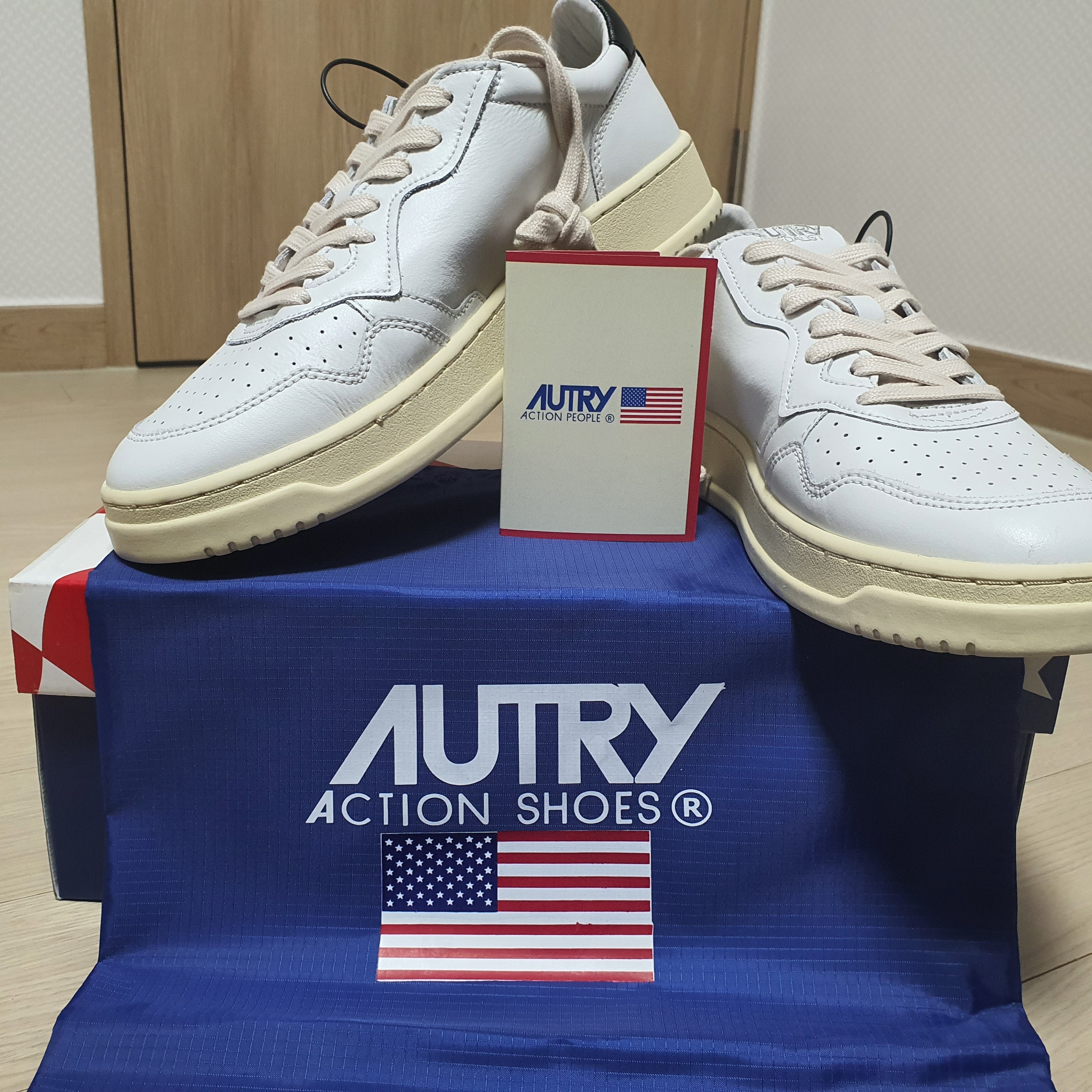 Autry Medalist Low Leather Sneakers White Black 착용 스타일 - 2