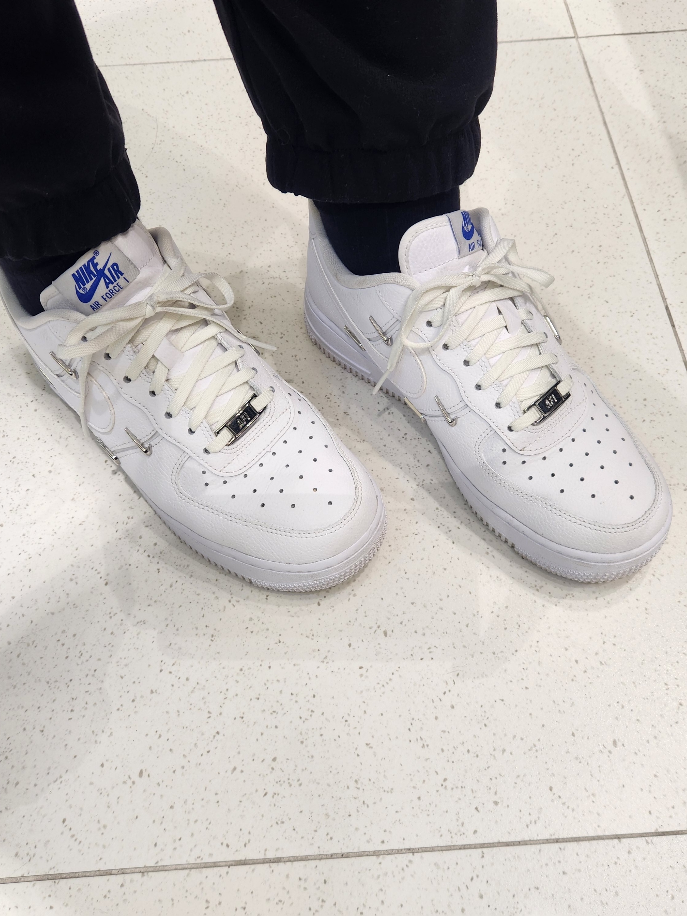 (W) Nike Air Force 1 Low '07 LX Chrome Luxe 착용 스타일 - 1