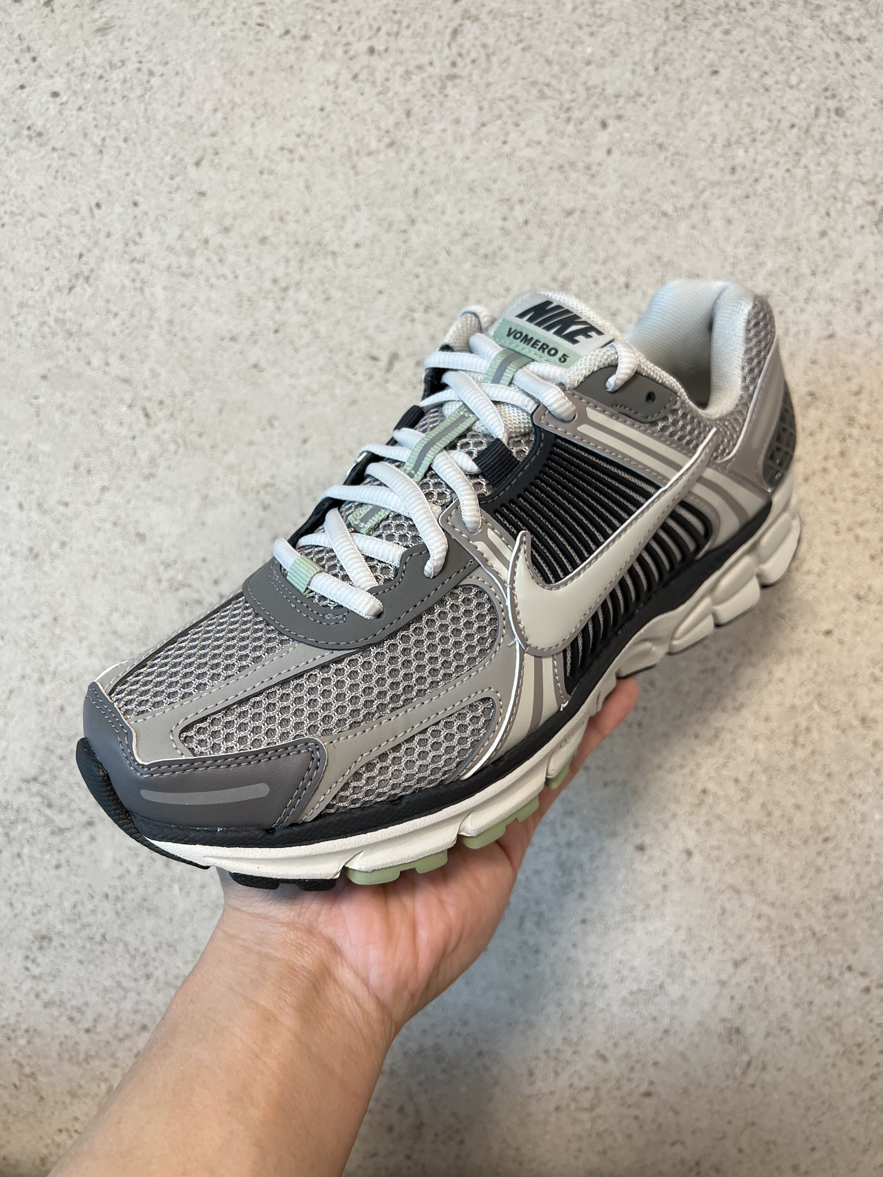 (W) Nike Zoom Vomero 5 Cobblestone and Flat Pewter 착용 스타일