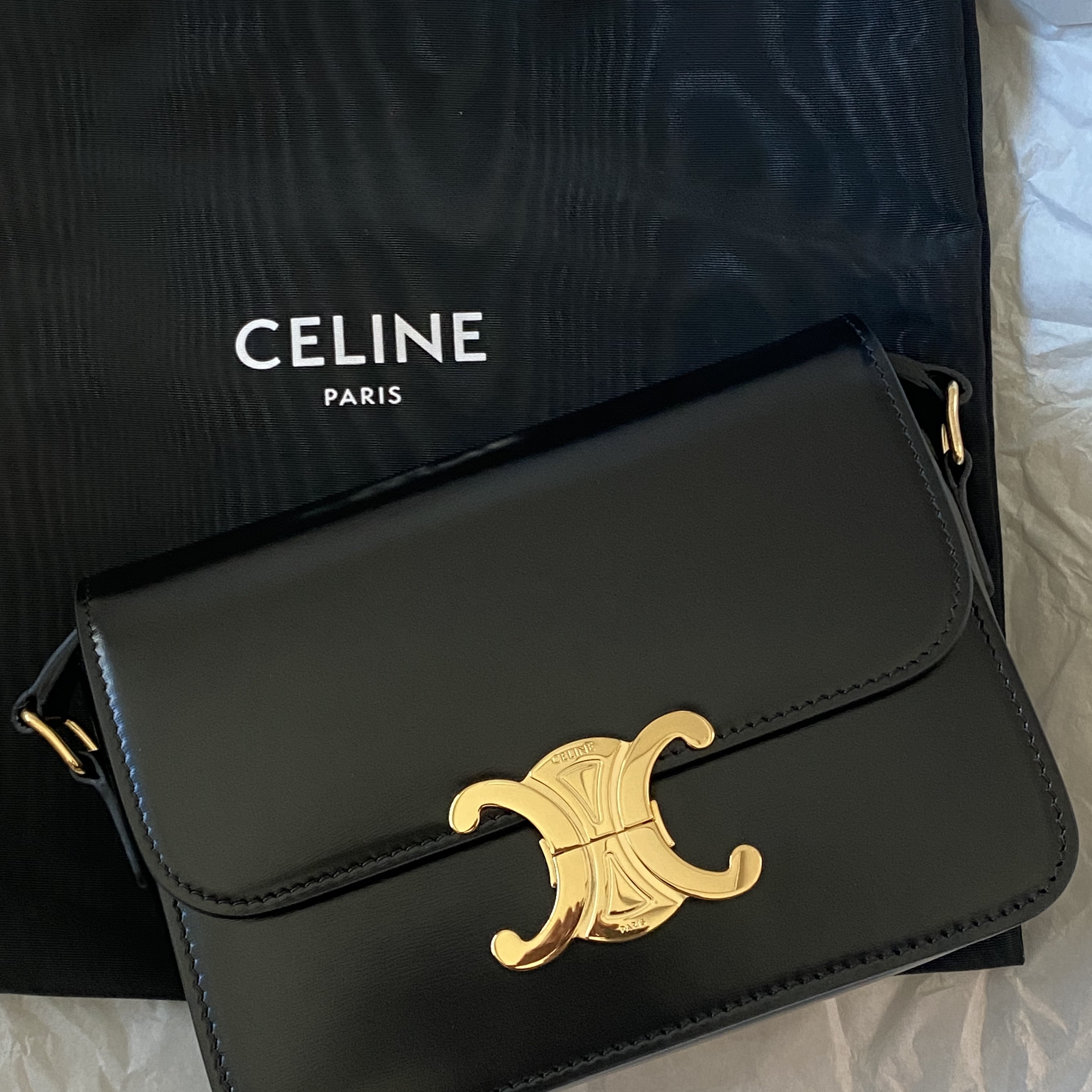 Celine Teen Triomphe Bag in Shiny Calfskin Black 착용 스타일