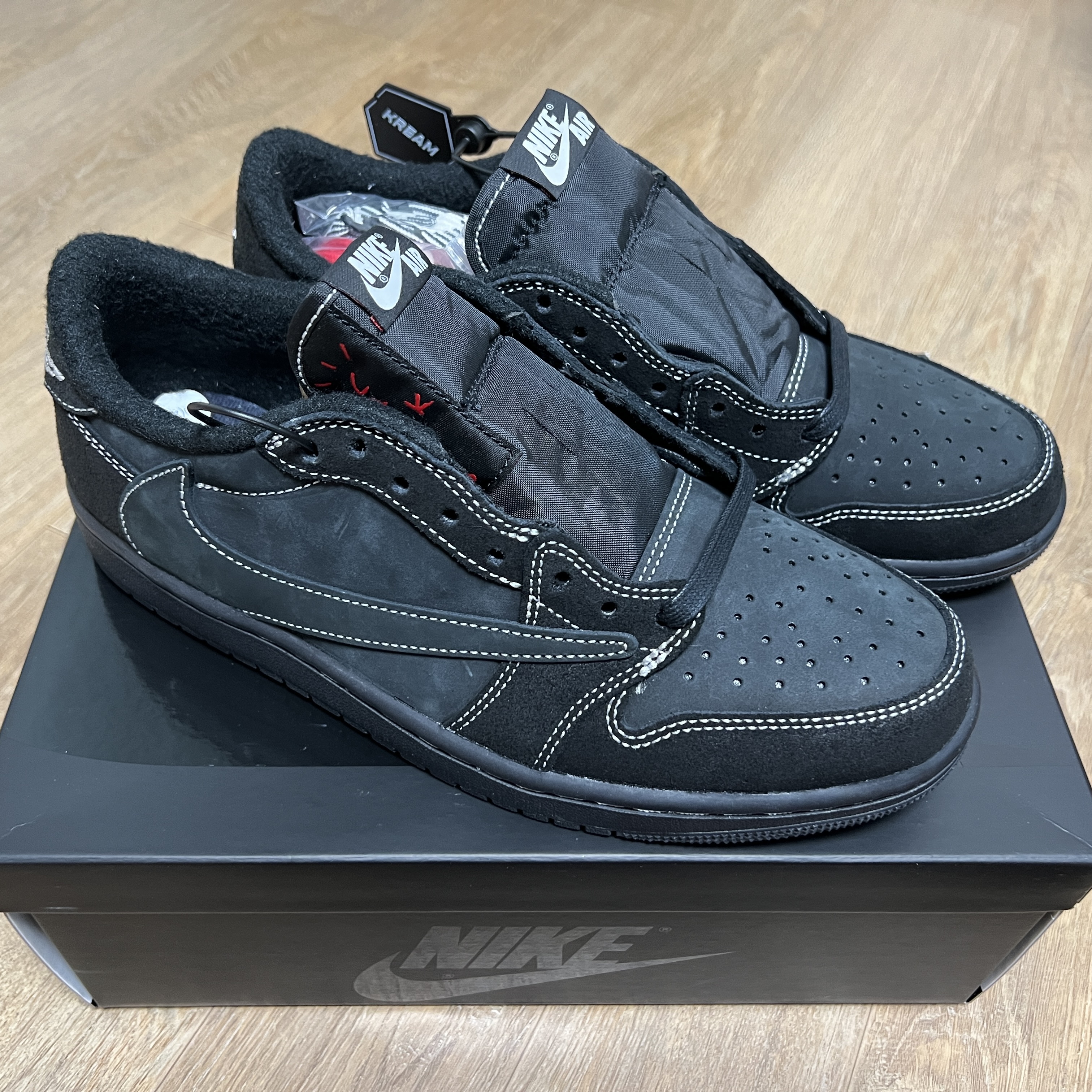 Jordan 1 x Travis Scott Retro Low OG SP Black Phantom 착용 스타일 - 1