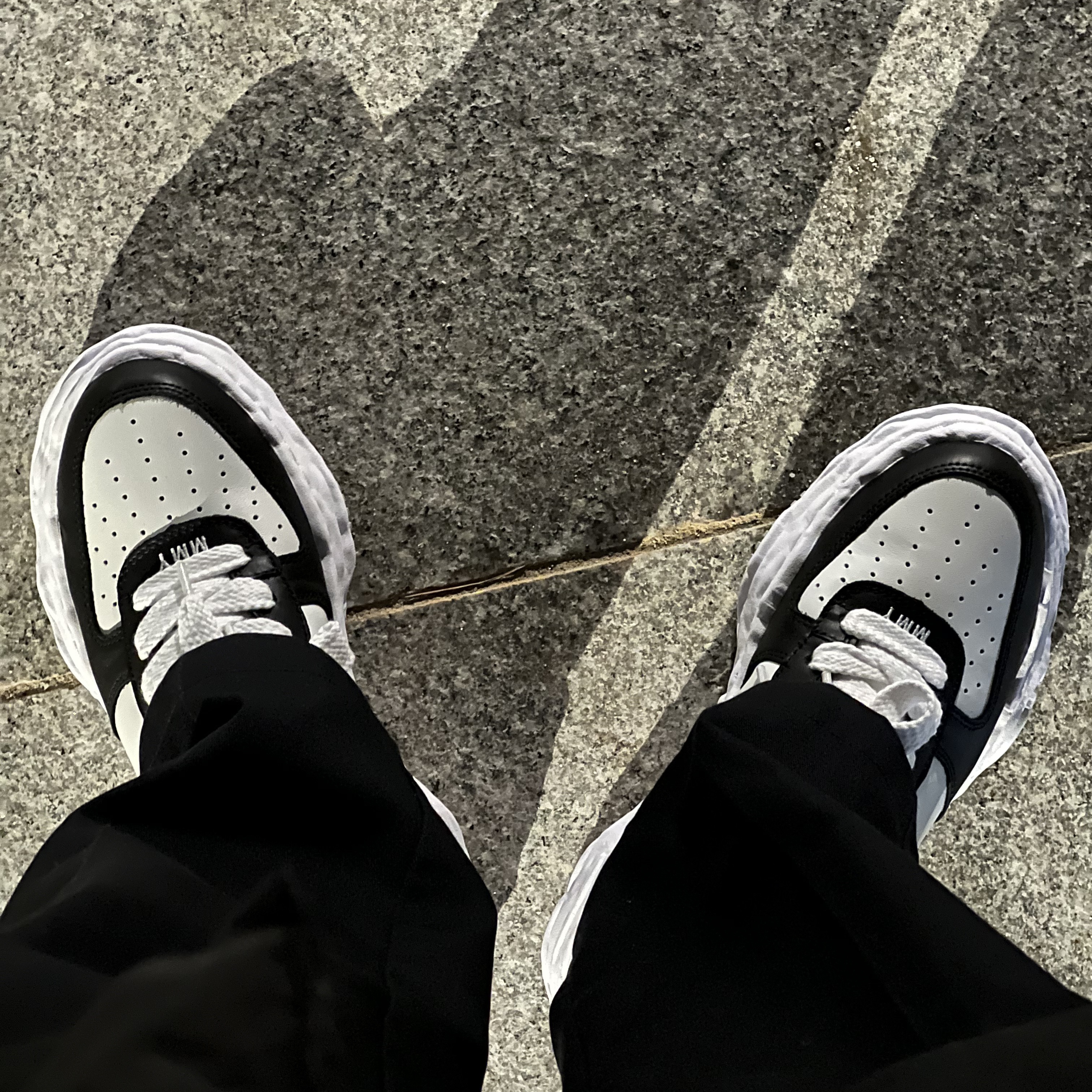 Maison Mihara Yasuhiro Wayne OG Sole Leather Low-top Sneakers Black White 착용 스타일 - 2