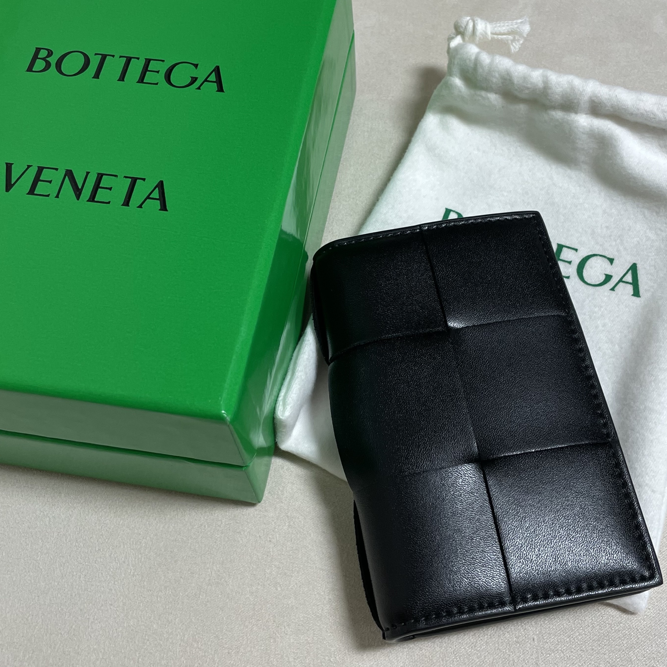 Bottega Veneta Flap Card Case Black 착용 스타일