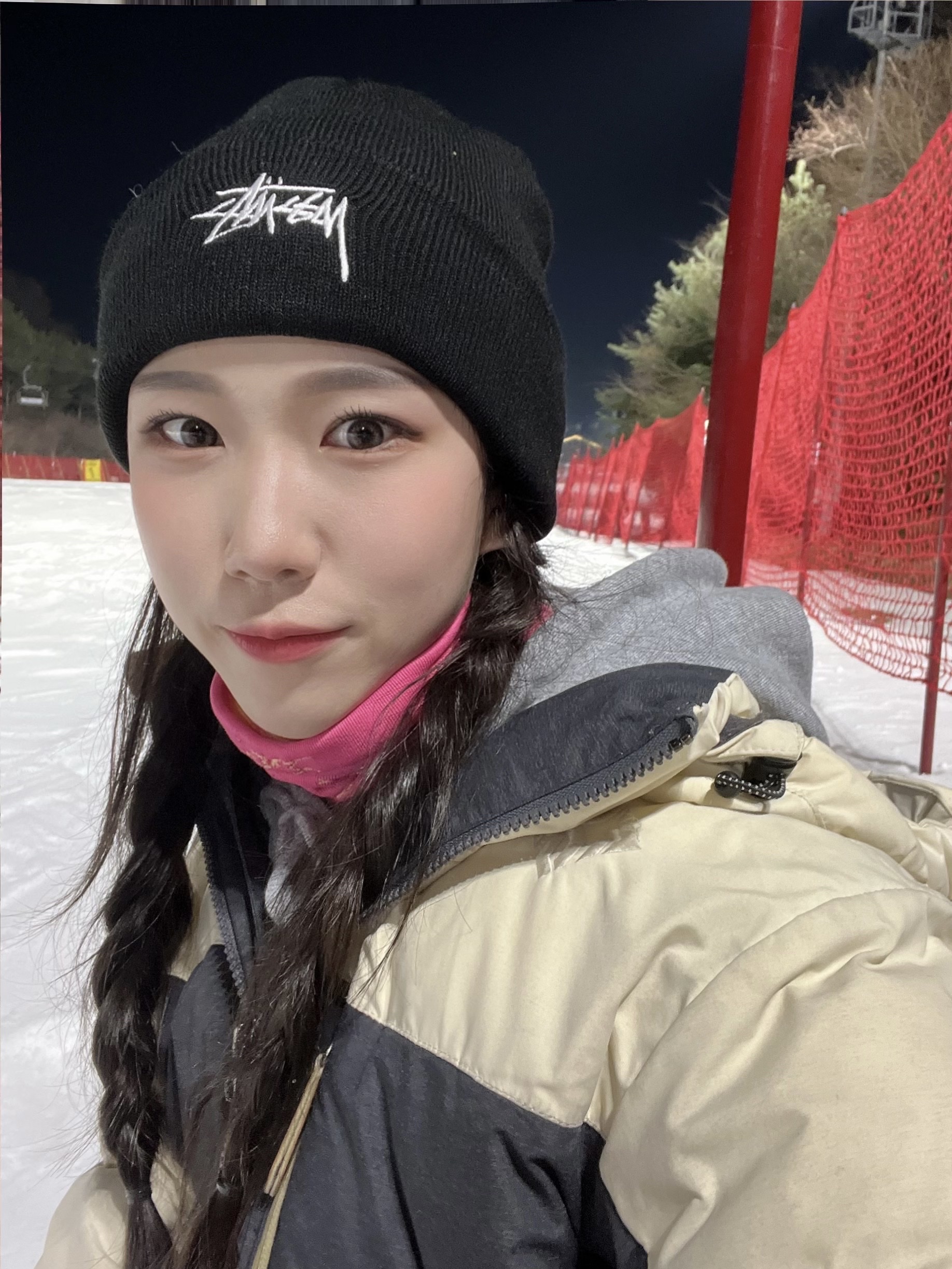 Stussy Stock Cuff Beanie Black 착용 스타일