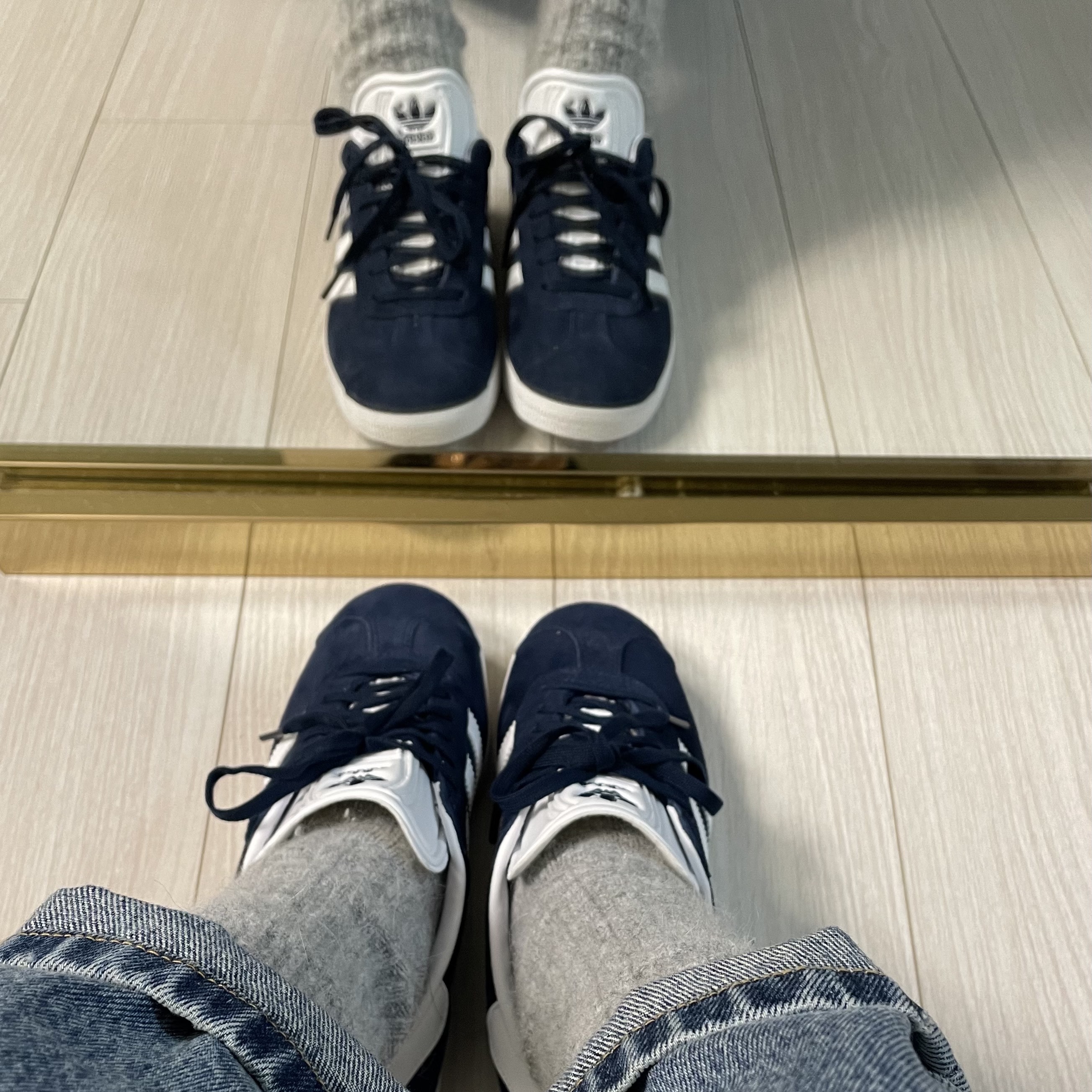 Adidas Gazelle Collegiate Navy 착용 스타일