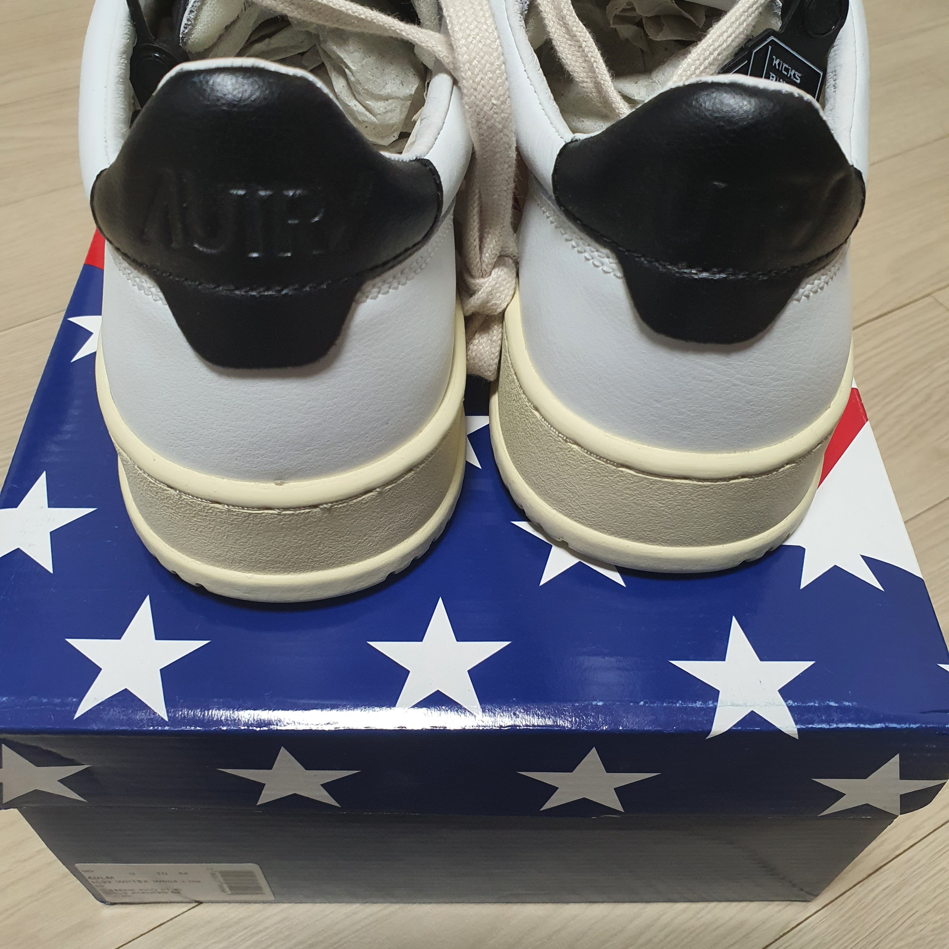 Autry Medalist Low Leather Sneakers White Black 착용 스타일 - 3