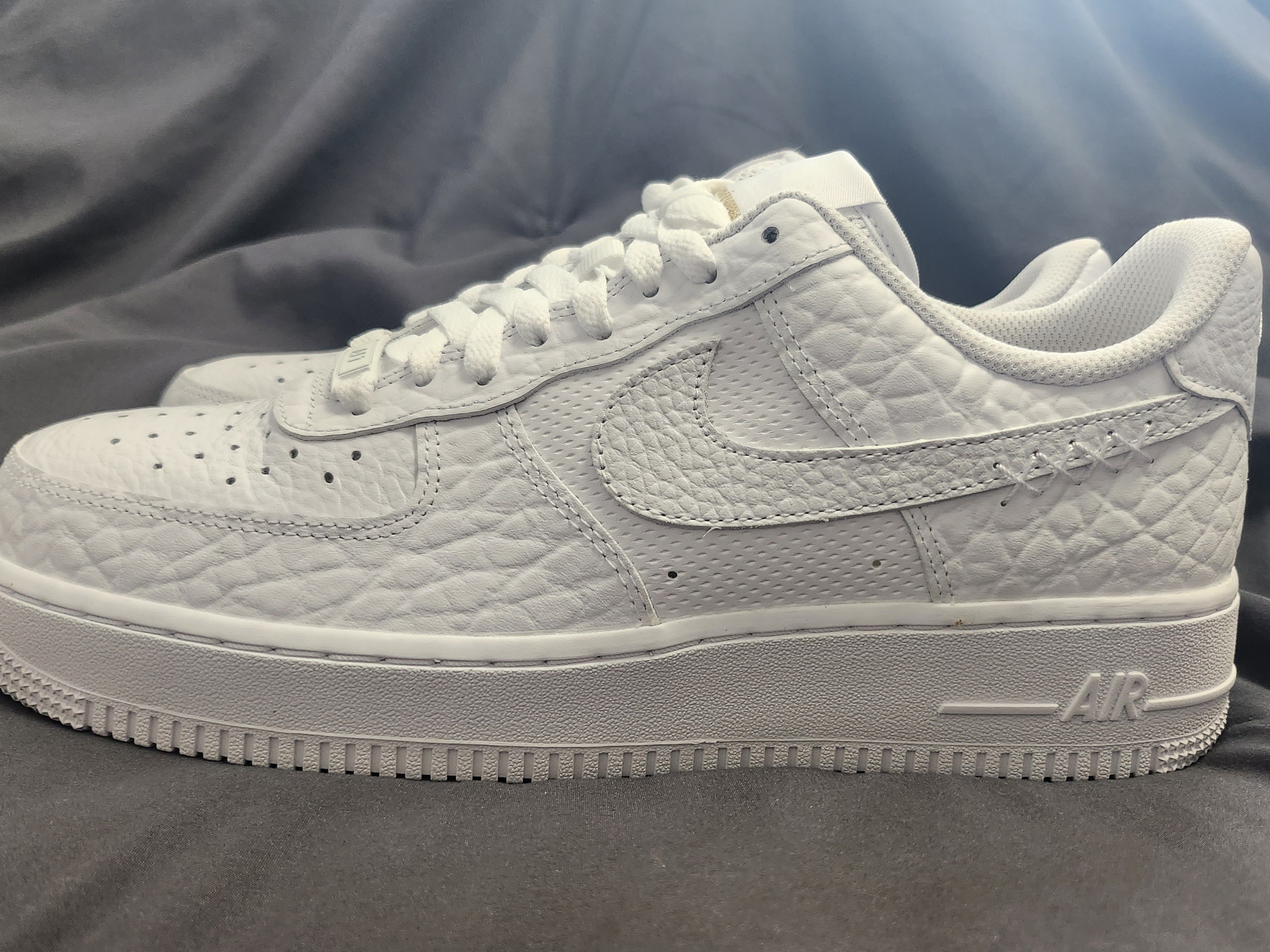 (W) Nike Air Force 1 '07 Color of the Month White Metallic Gold, Nike Air Force 1 '07 Low Triple Black 착용 스타일 - 1