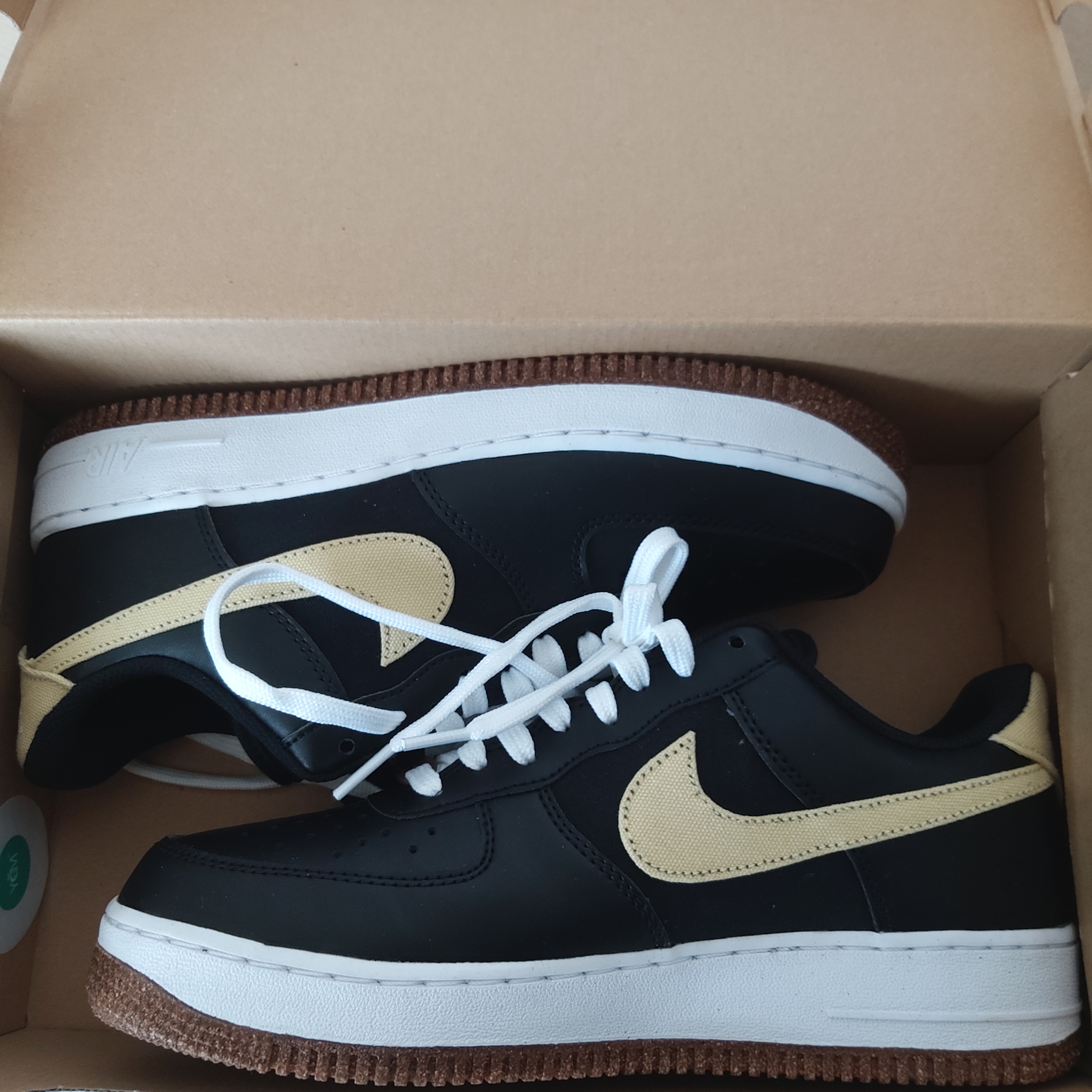 Nike Air Force 1 '07 LV8 Pomegranate 착용 스타일