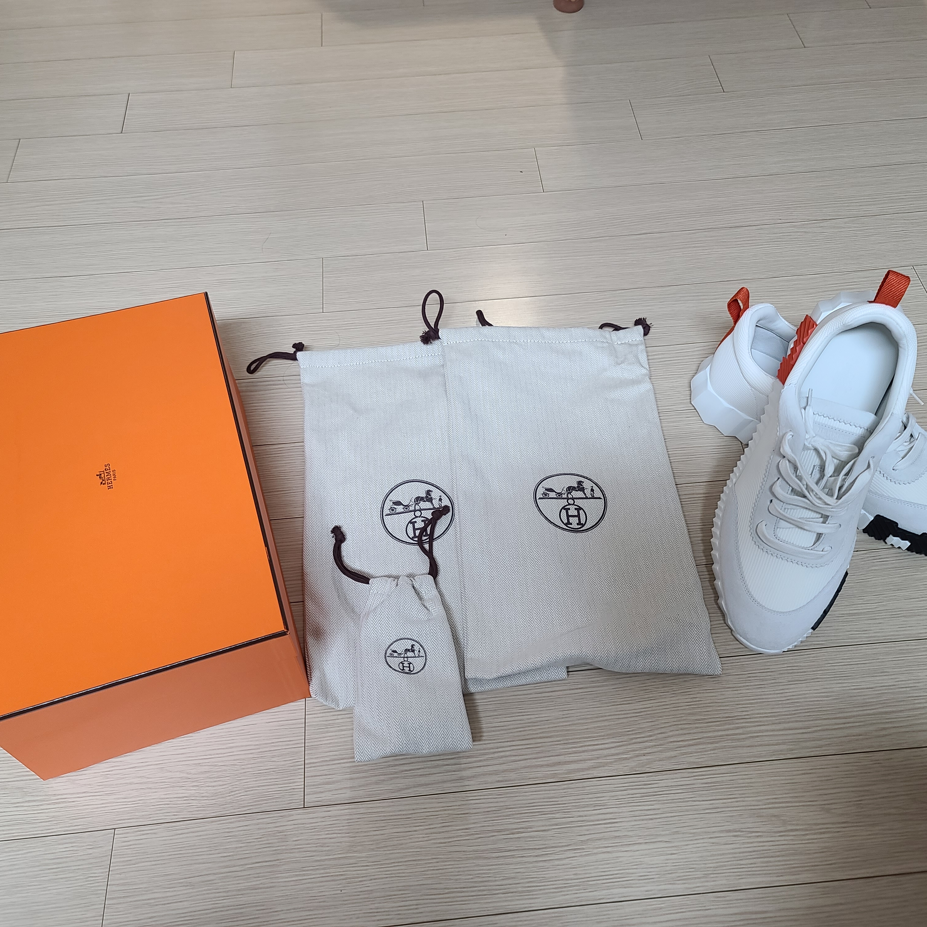 Hermes Bouncing Sneakers Canvas Suede Goatskin & Blanc Orange 착용 스타일 - 3