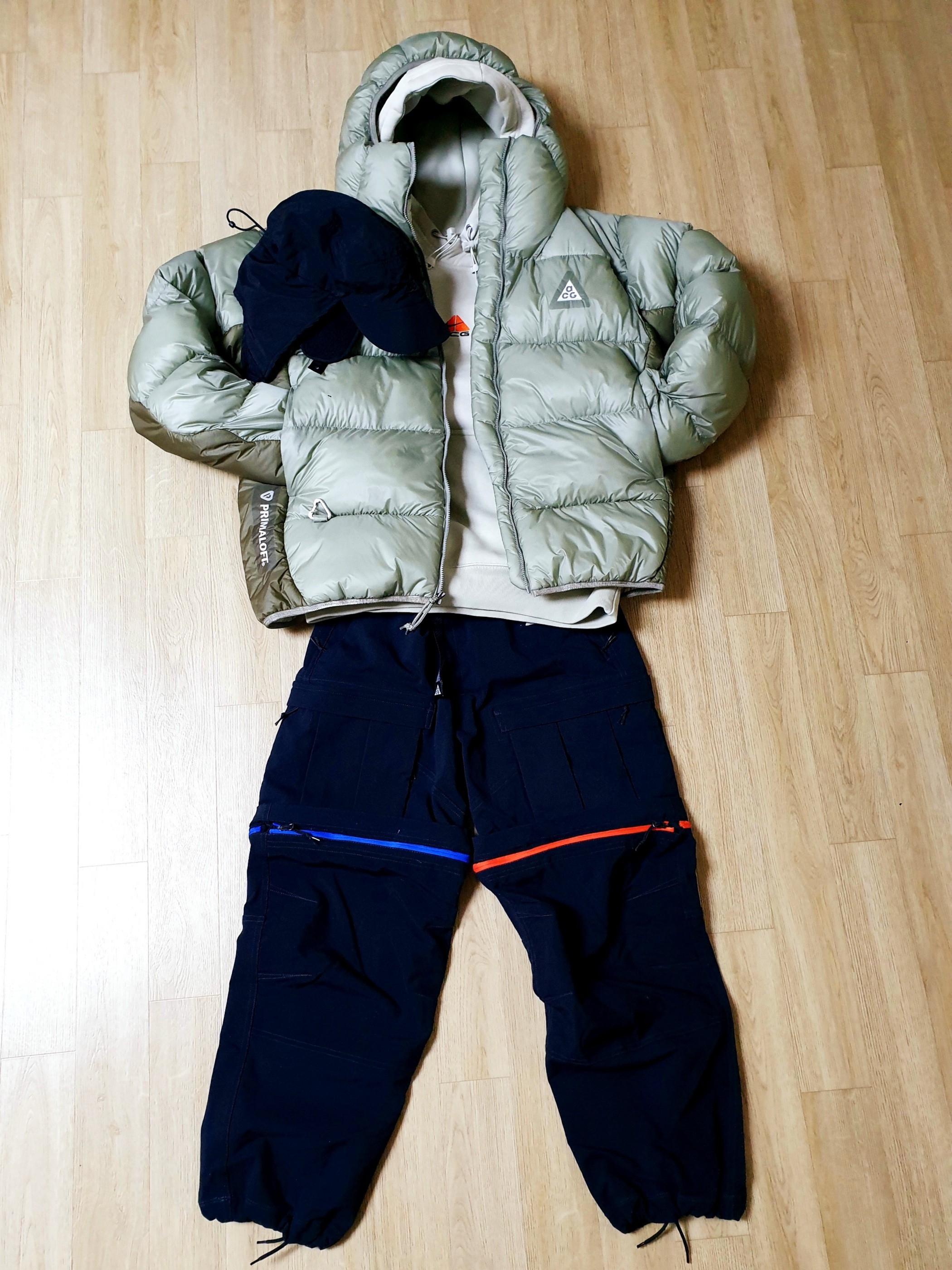 Nike ACG Smith Summit Cargo Pants Black Summit White - Asia, Nike ACG Therma-Fit ADV Lunar Lake Puffer Jacket Light Army - Asia 착용 스타일 - 1