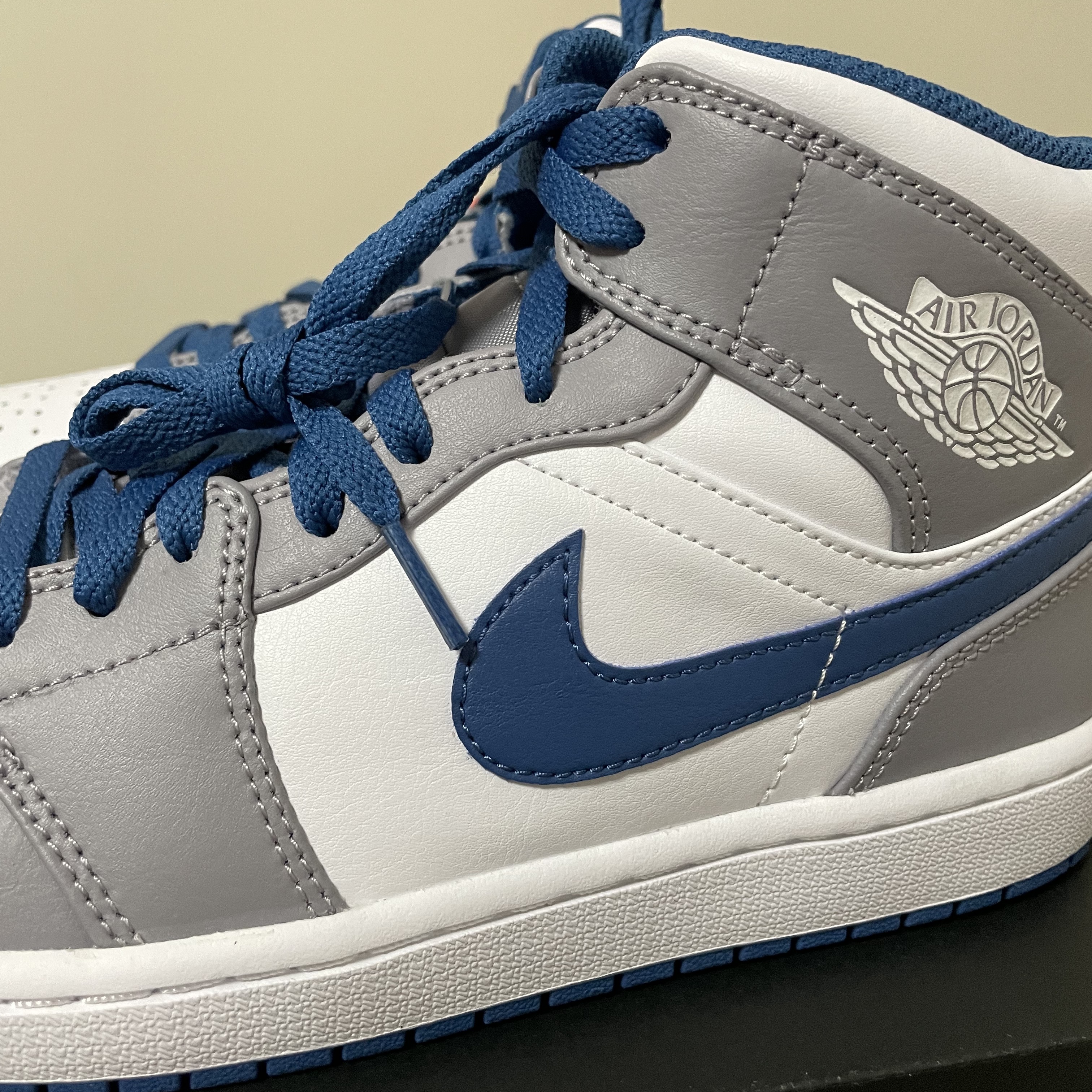 Jordan 1 Mid Cement Grey True Blue 착용 스타일 - 3