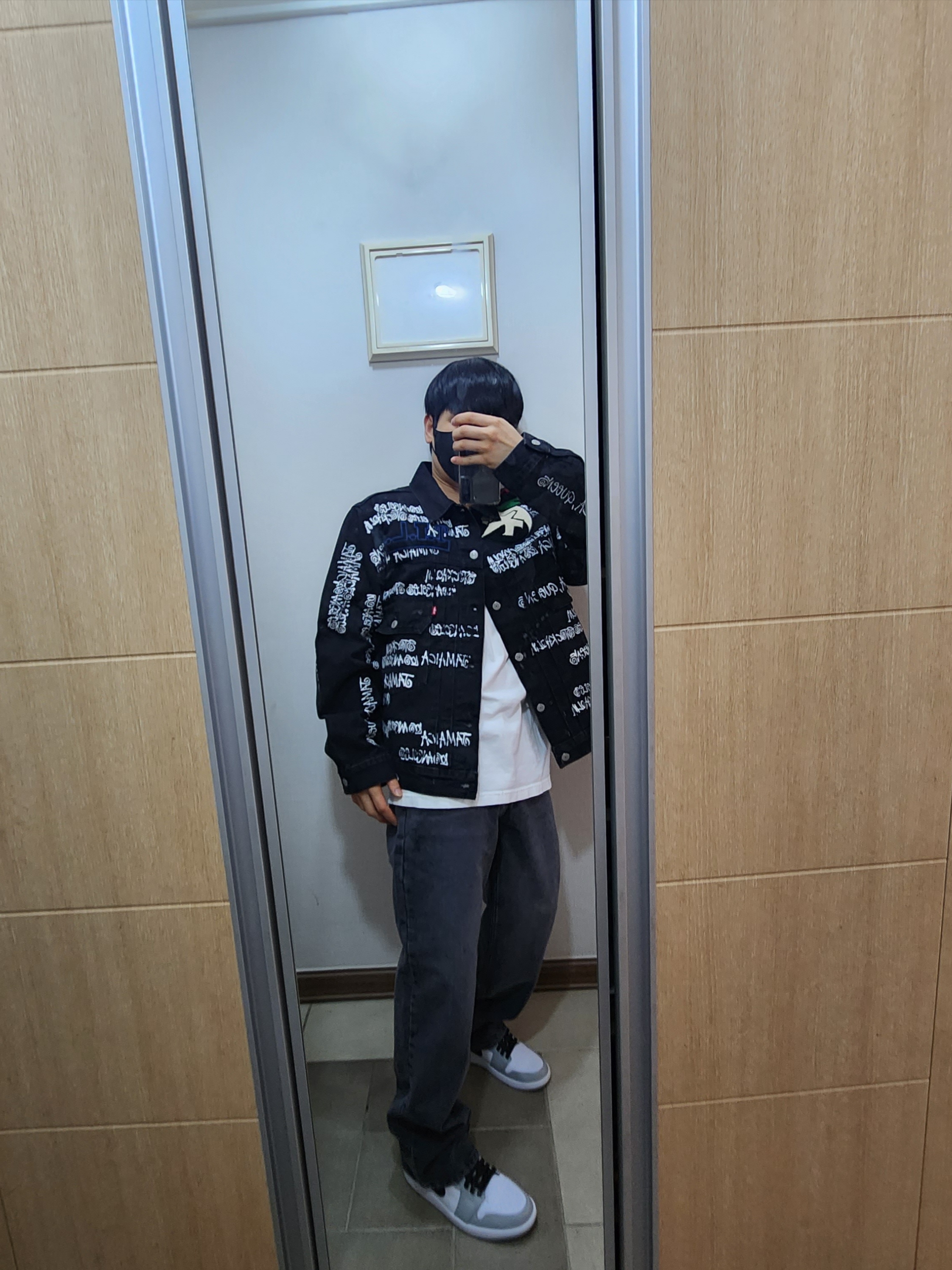 Stussy x Our Legacy x Denim Tears TTL Denim Jacket Black, Jordan 1 Mid Light Smoke Grey 착용 스타일