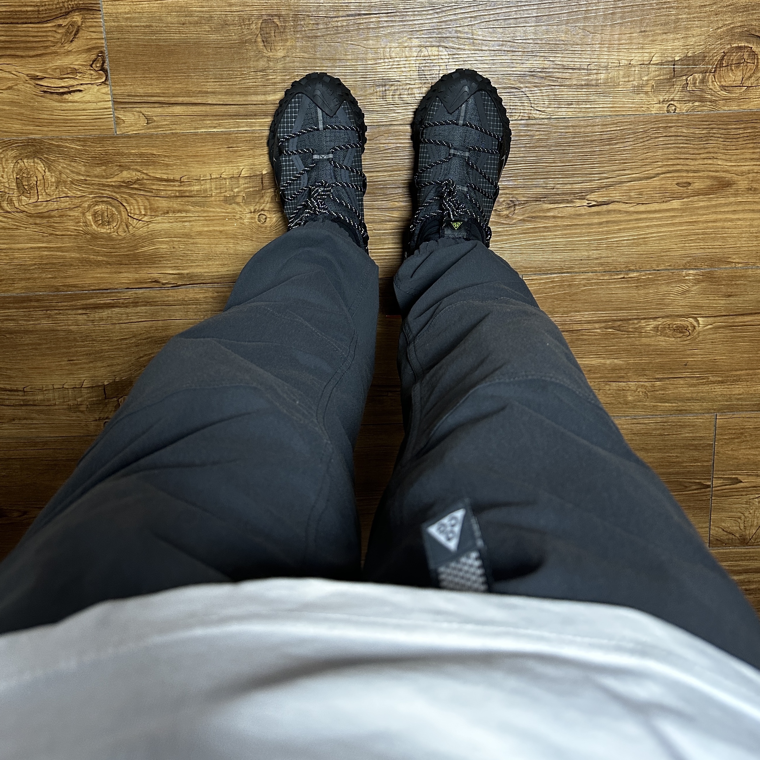 Nike ACG Mountain Fly Low Gore-Tex SE Dark Smoke Grey, Nike ACG Trail Pants Dark Smoke Grey - Asia 착용 스타일 - 2