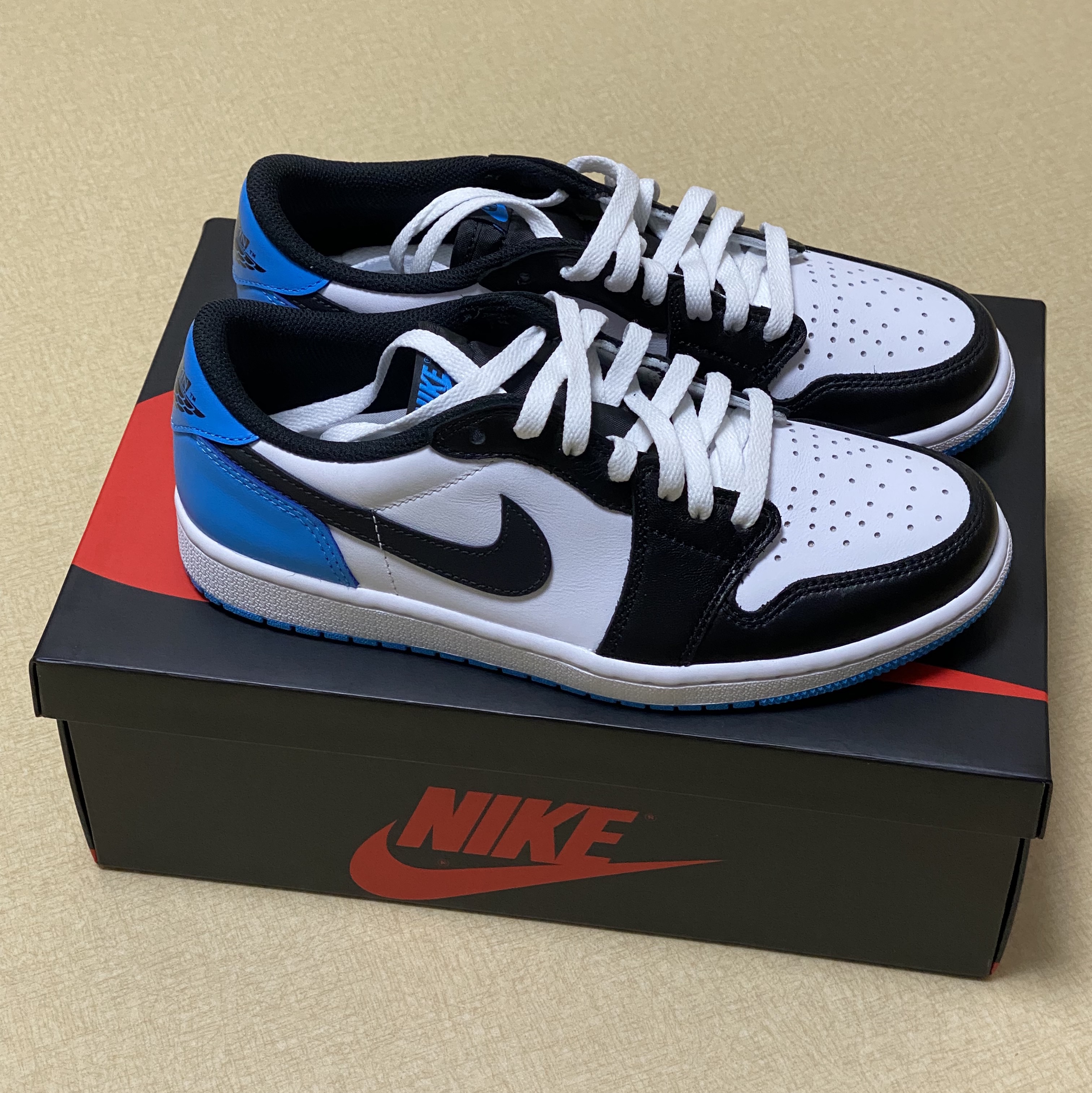 Jordan 1 Retro Low OG Black and Dark Powder Blue 착용 스타일