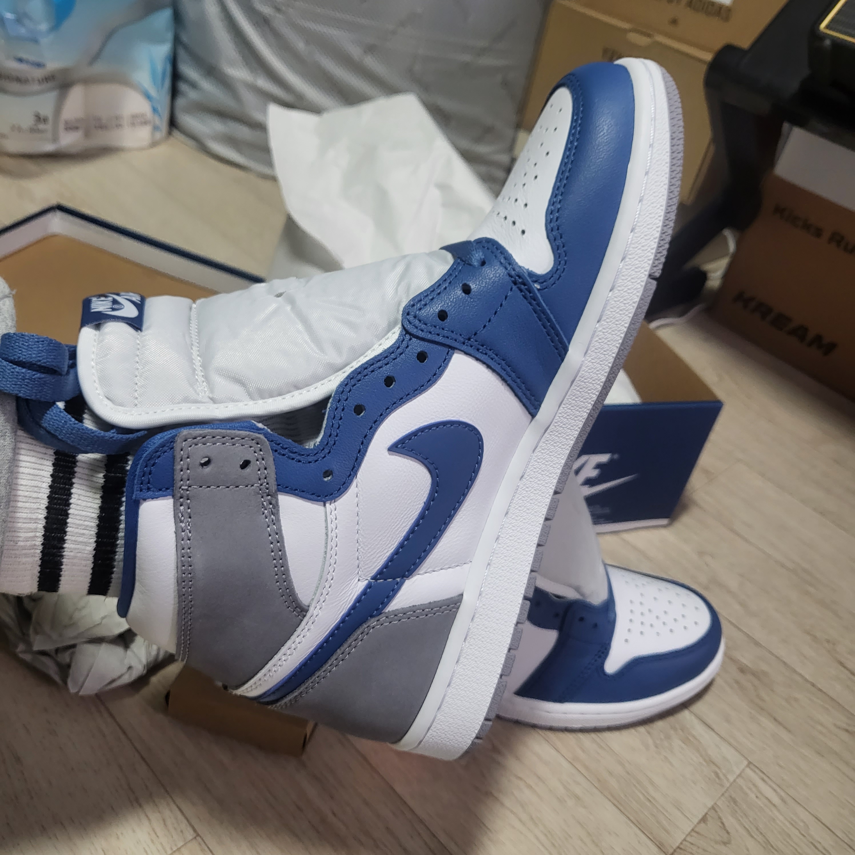Jordan 1 Retro High OG True Blue 착용 스타일 - 5