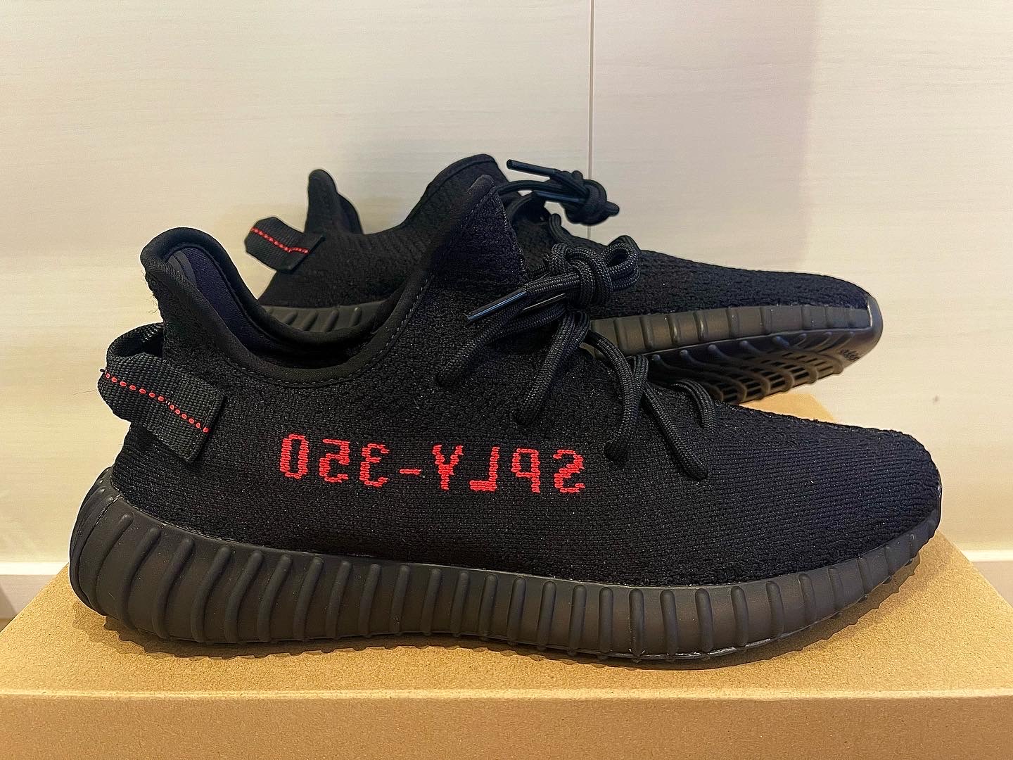 Adidas Yeezy Boost 350 V2 Black Red 2020 착용 스타일