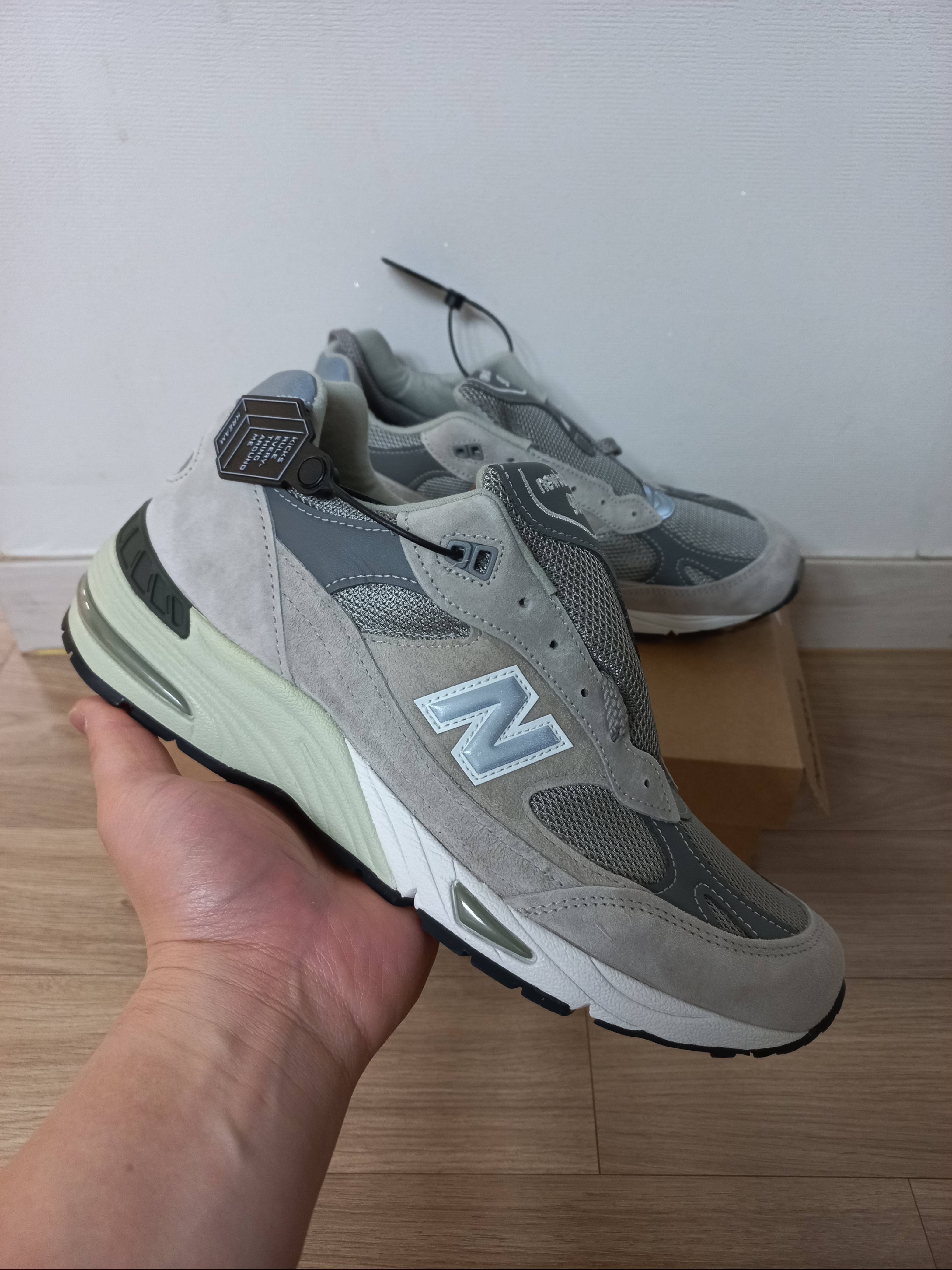 New Balance 991 Made in UK Grey 착용 스타일 - 1
