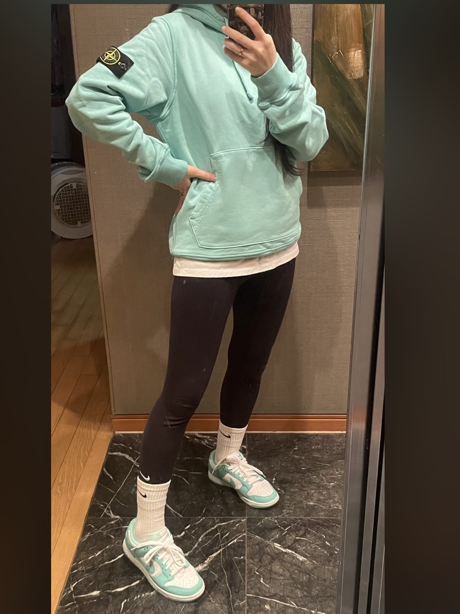 Stone Island 64151 Cotton Fleece Hooded Sweatshirt Aqua - 21SS, Nike x Off-White Dunk Low The 50 - Lot 35 착용 스타일 - 2