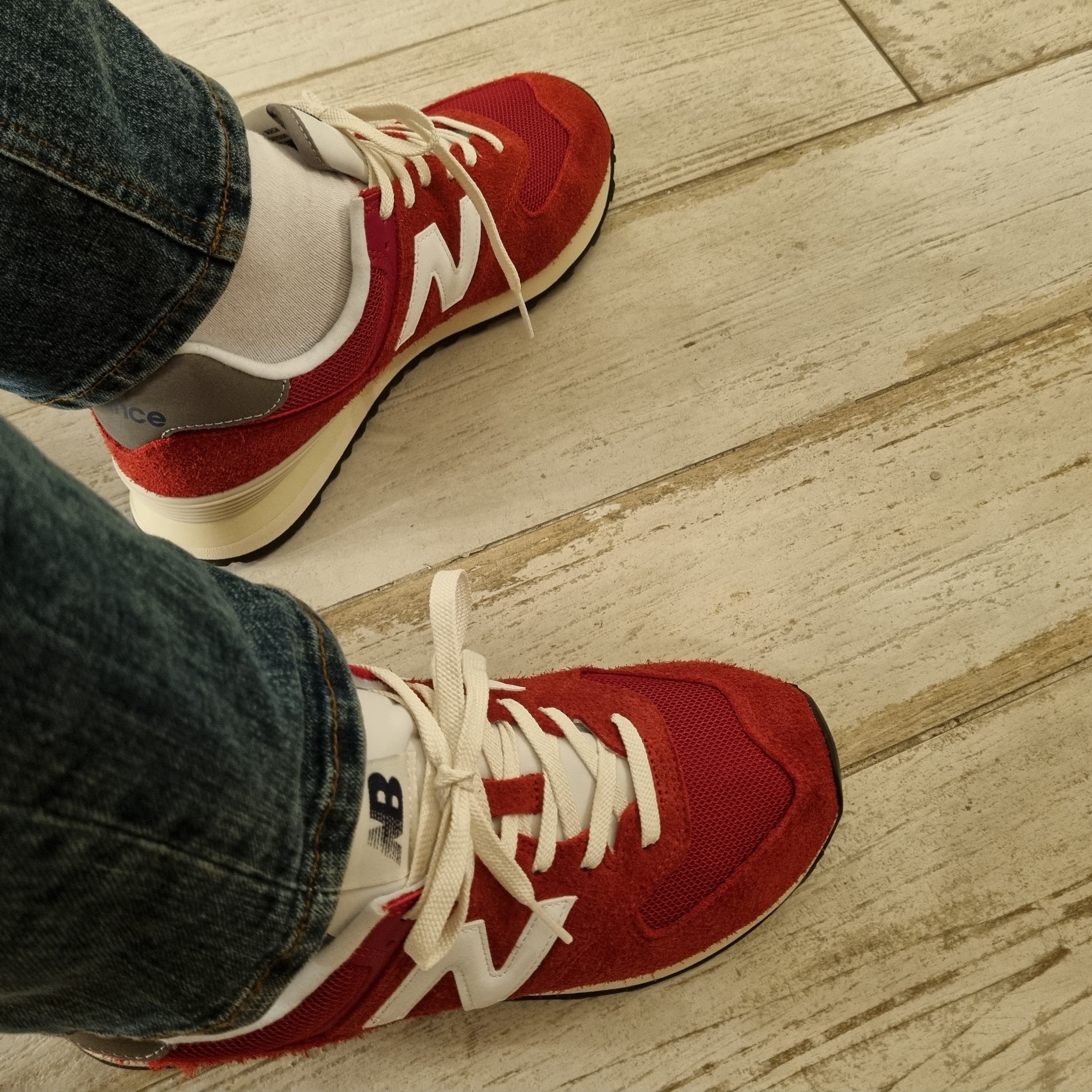 New Balance 574 Heritage Red 착용 스타일 - 1