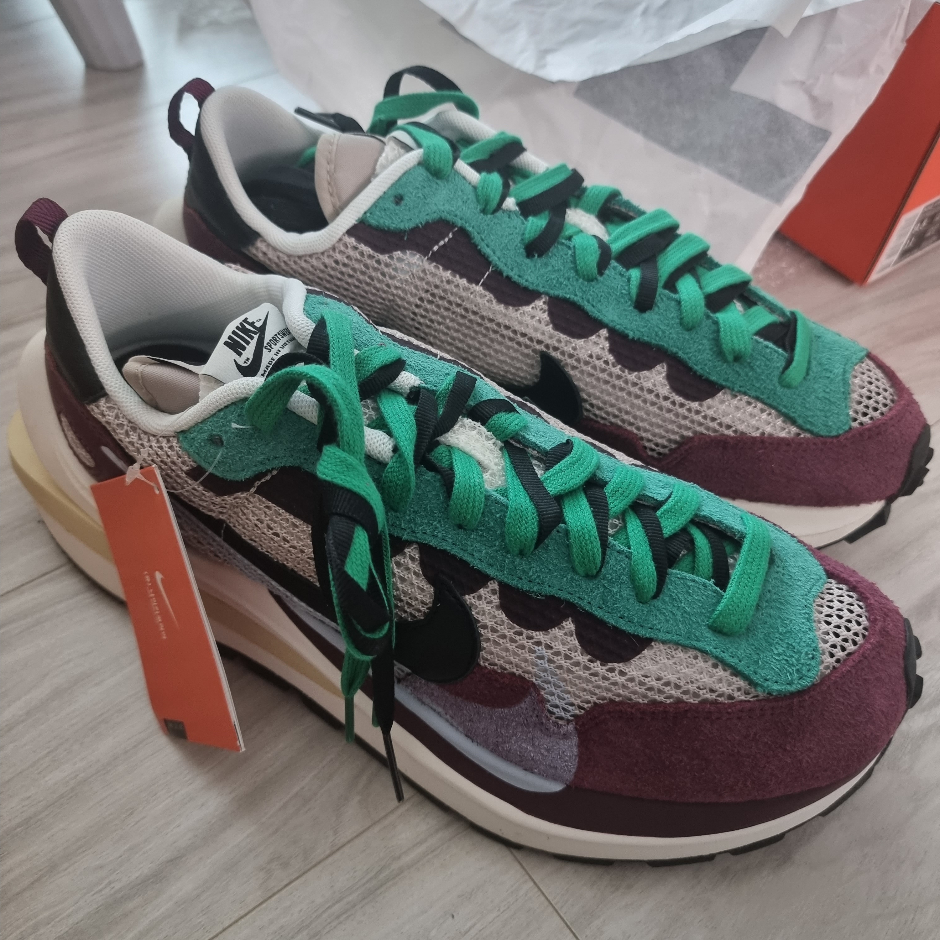 Nike x Sacai VaporWaffle String & Black Villain Red, Jordan 1 Retro Low OG Black and Dark Powder Blue 착용 스타일 - 1