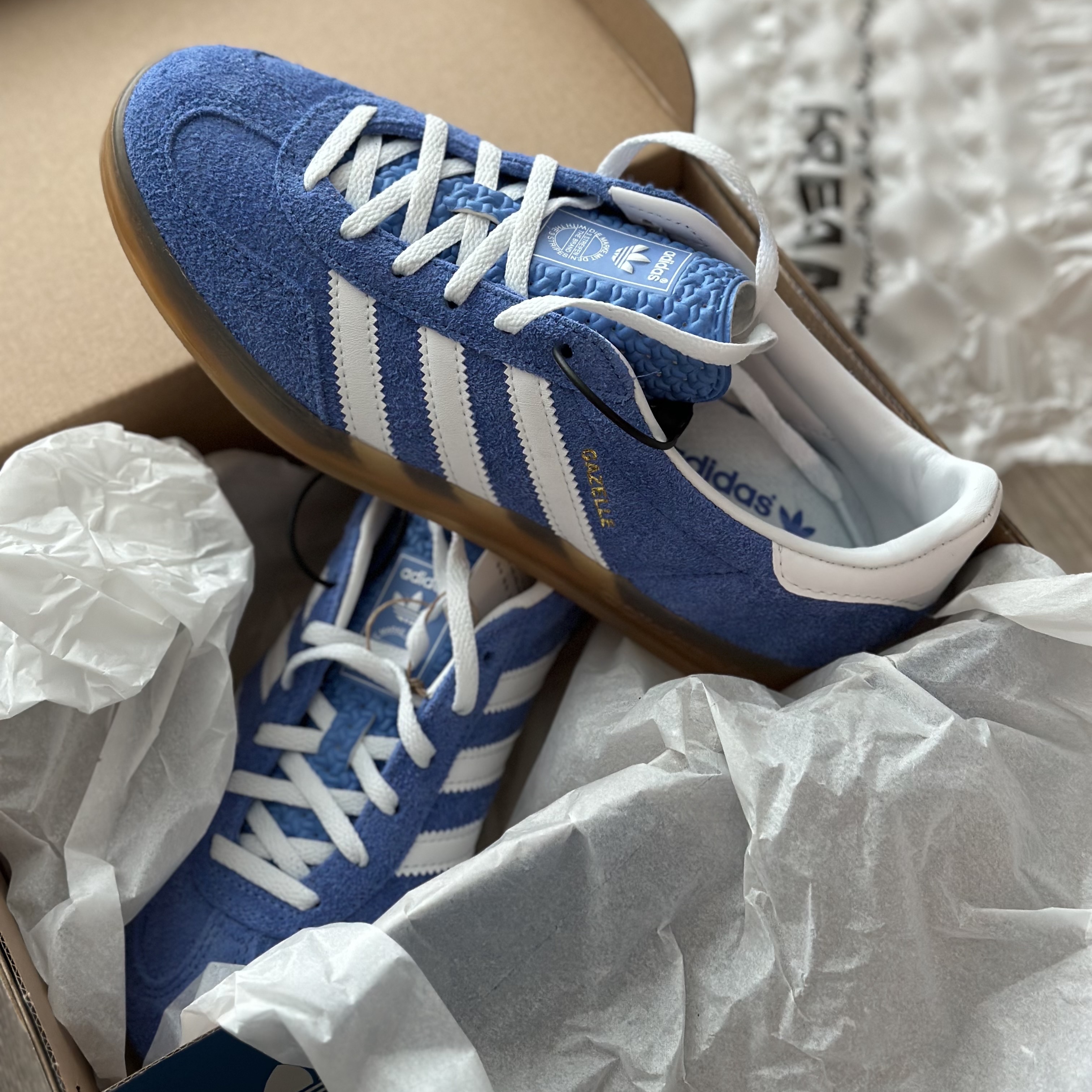 (W) Adidas Gazelle Indoor Blue Fusion Cloud White 착용 스타일