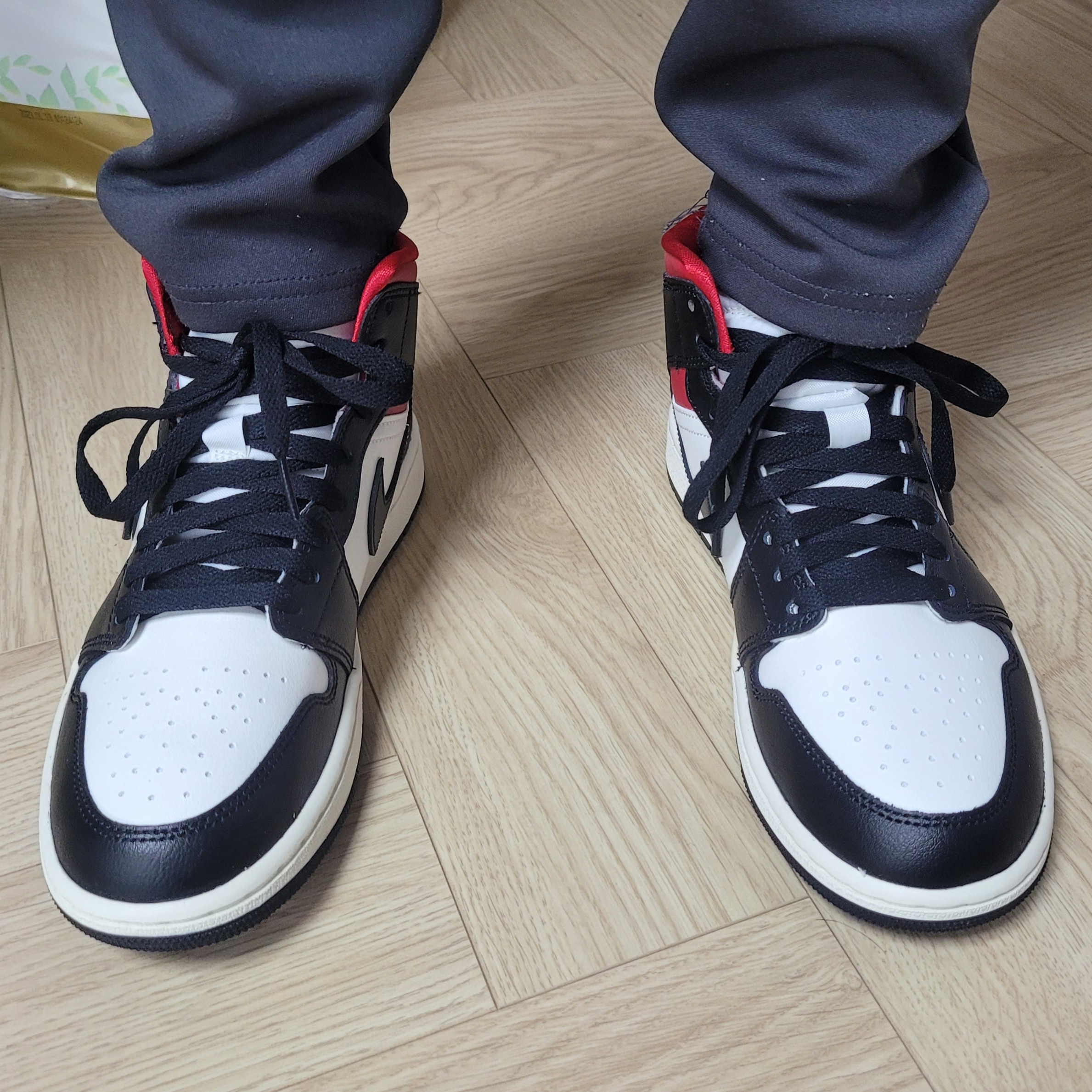 (W) Jordan 1 Mid Black Gym Red 착용 스타일