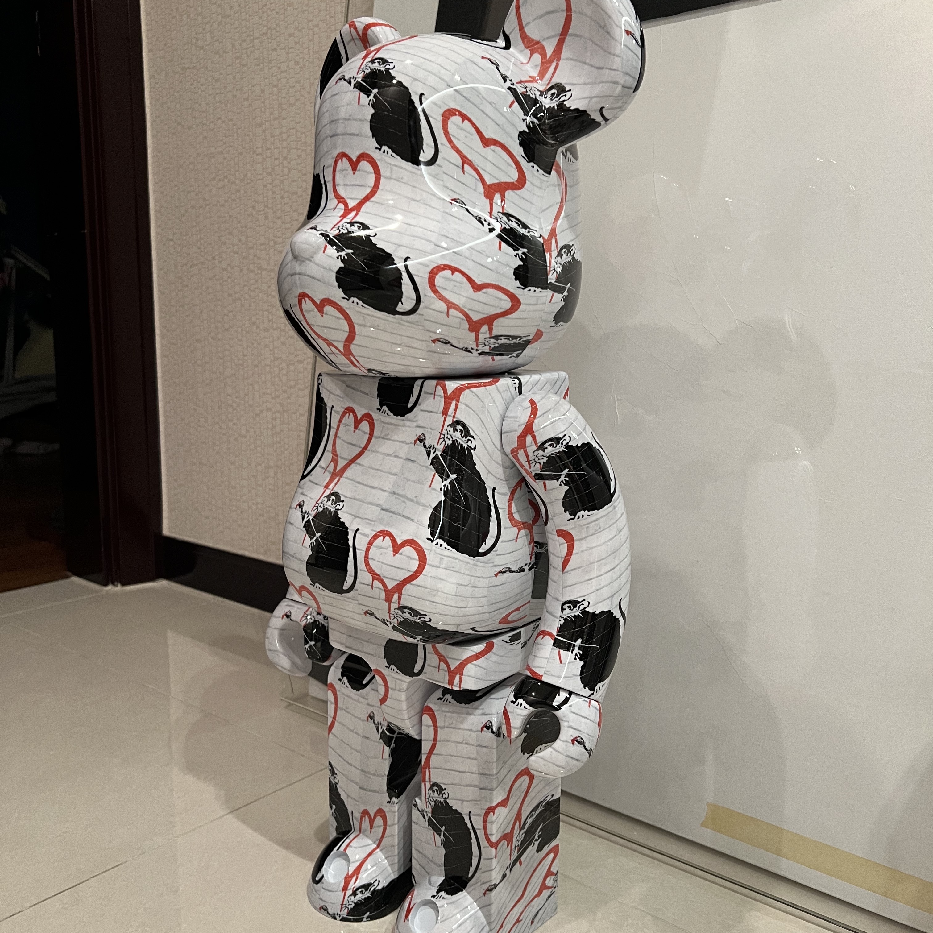 Bearbrick Banksy Love Rat 1000% 착용 스타일 - 2