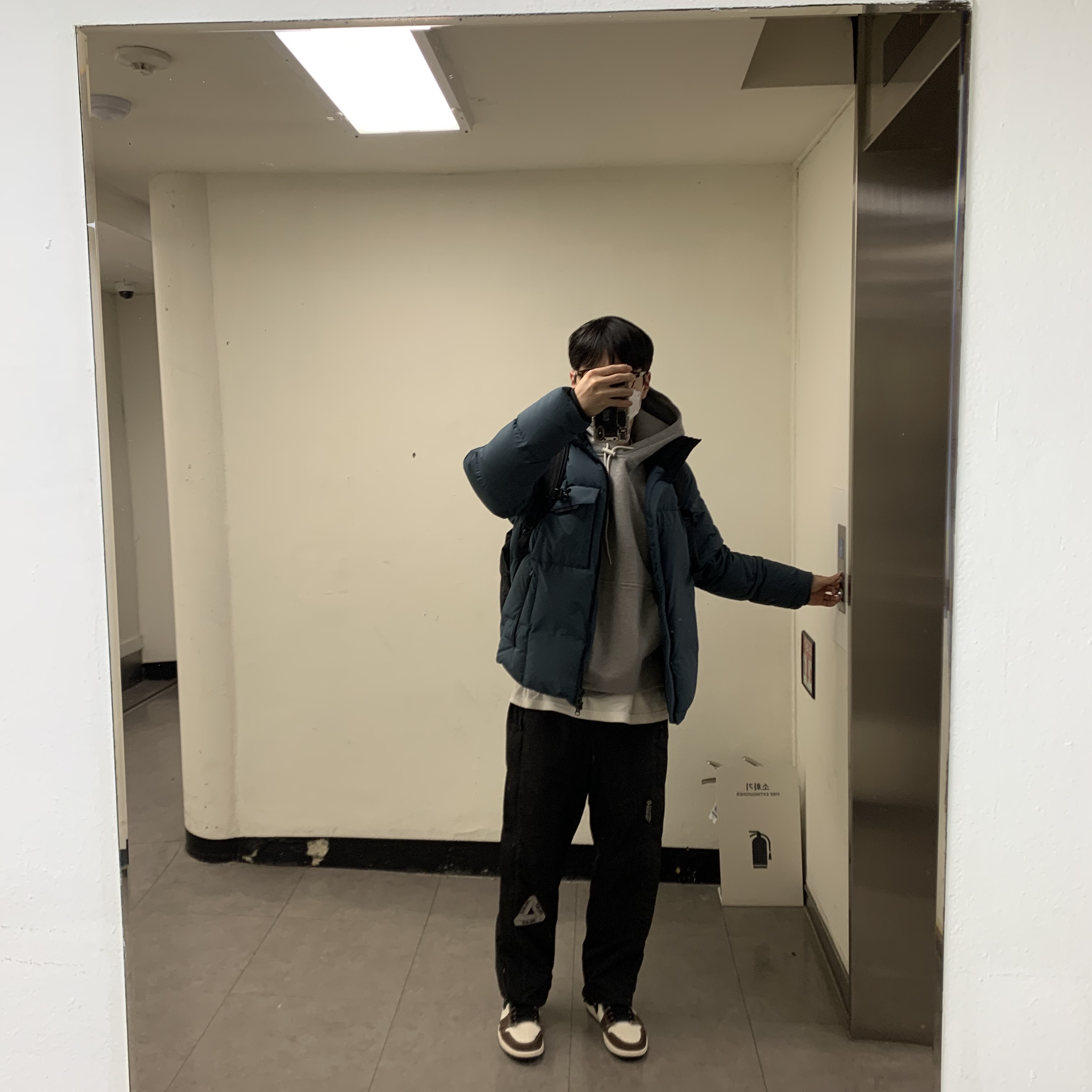 Palace Gore-Tex Infinium Loft Jogger Black - 22FW, Nike NRG Solo Swoosh Fleece Hoodie Dark Grey Heather - US/EU 착용 스타일 - 1