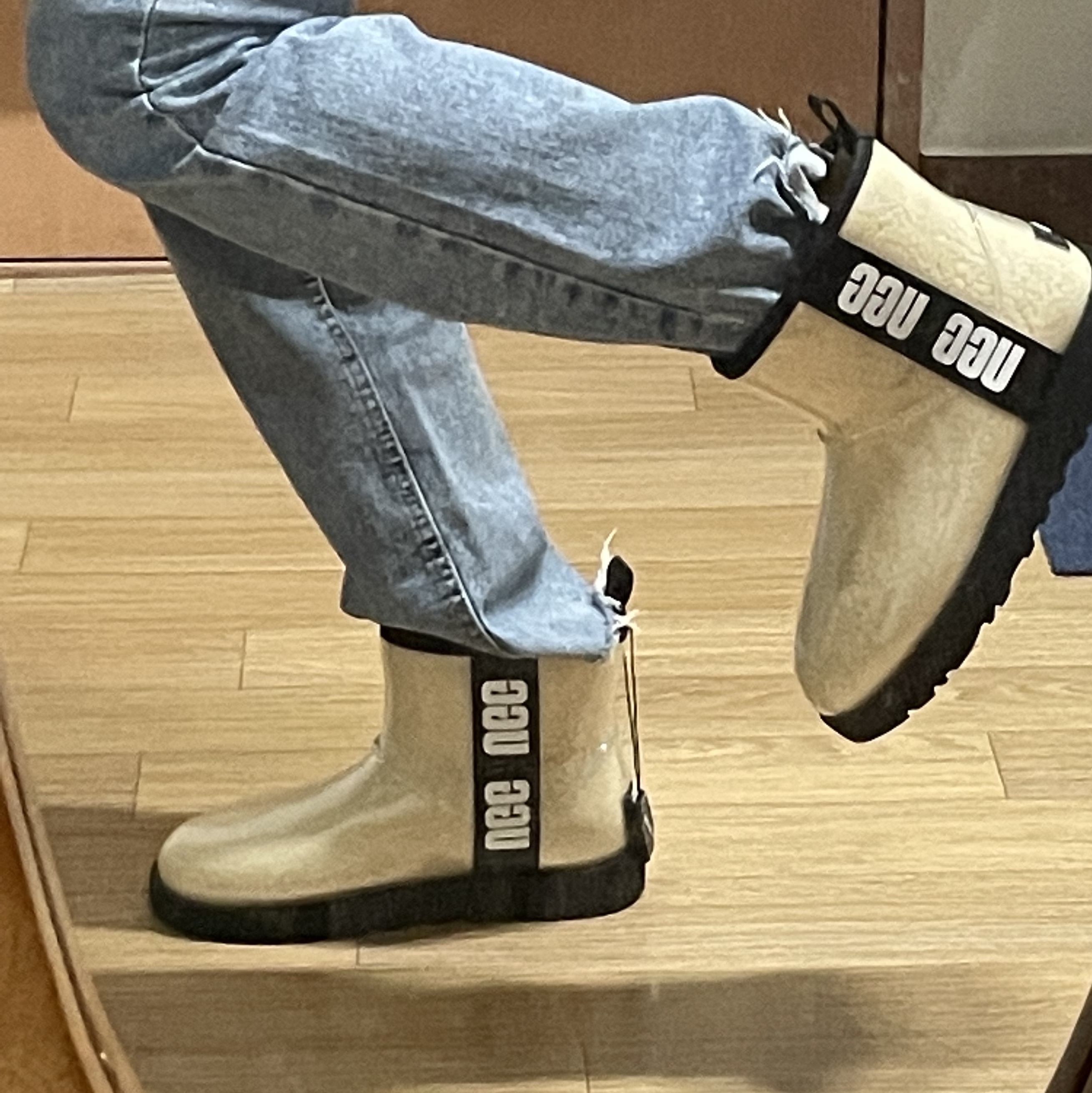 (W) UGG Classic Clear Mini Boots Natural Black 착용 스타일