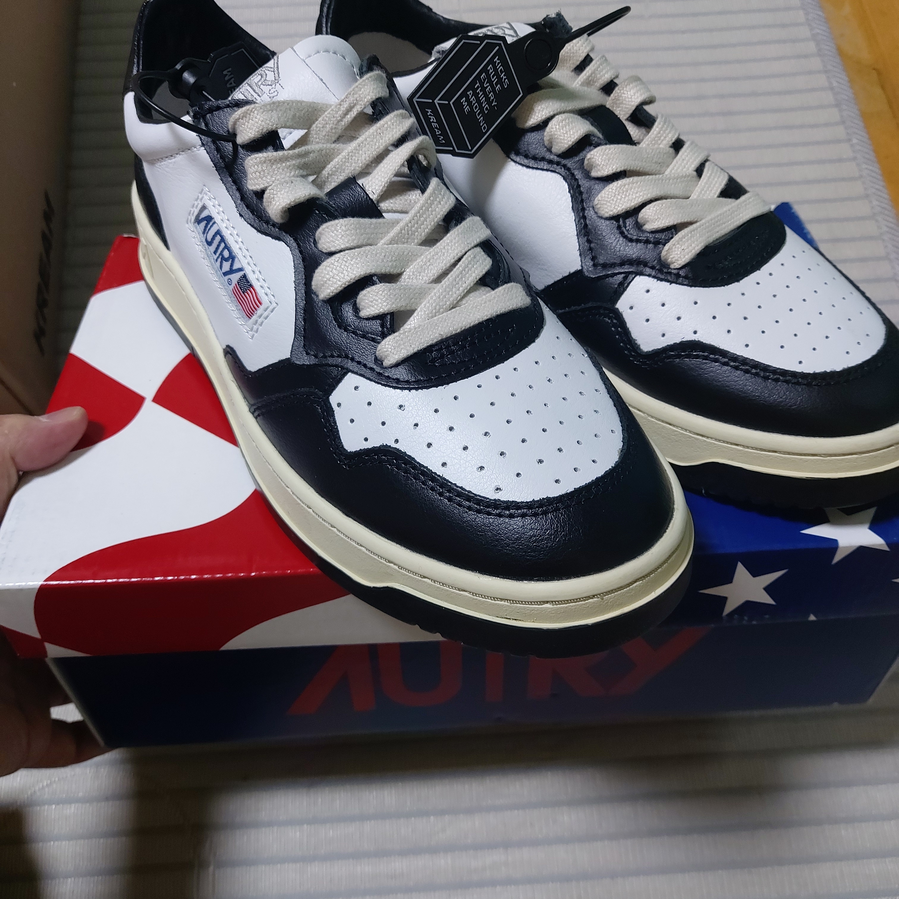 Autry Medalist Low Leather Sneakers Black White 착용 스타일