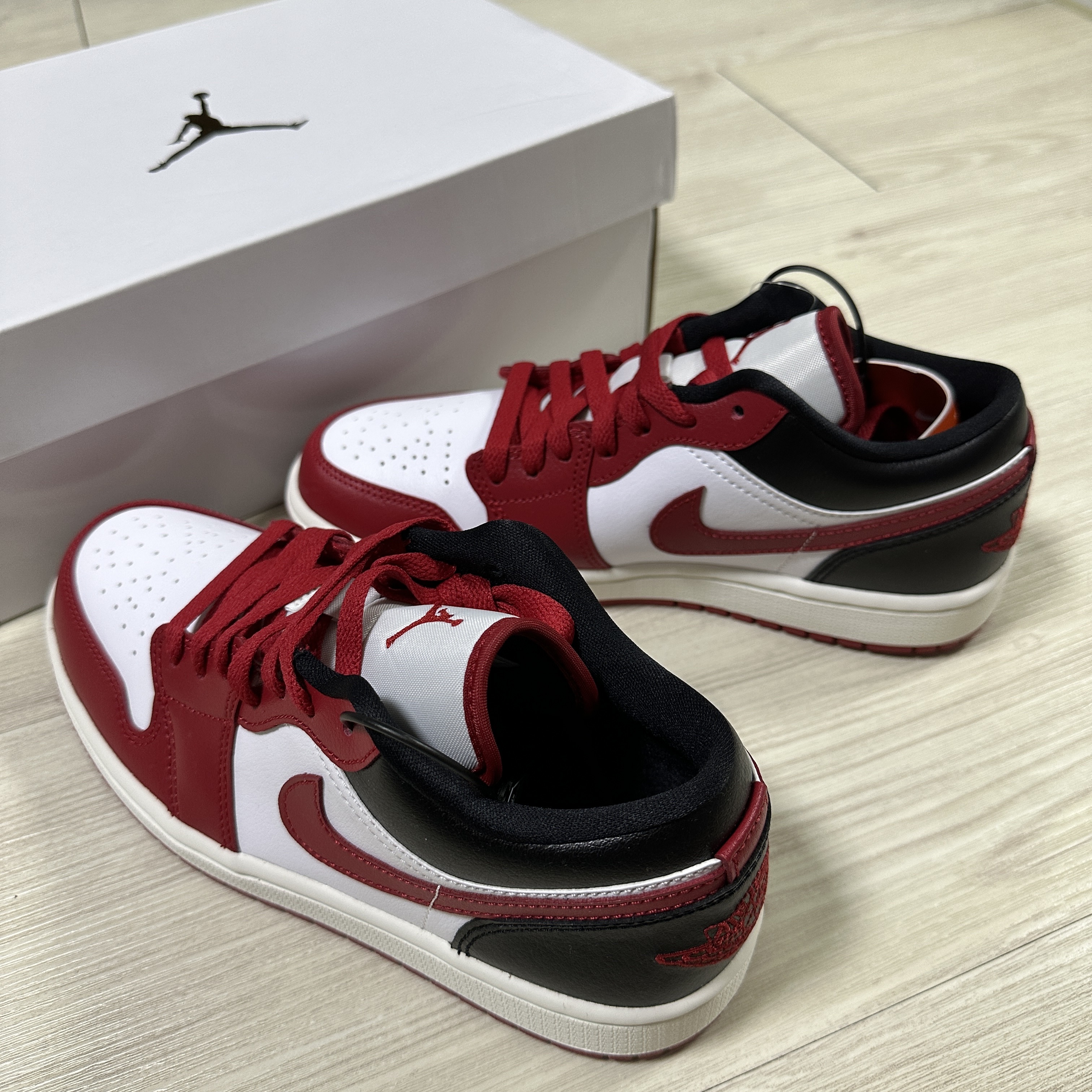 (W) Jordan 1 Low White Gym Red 착용 스타일