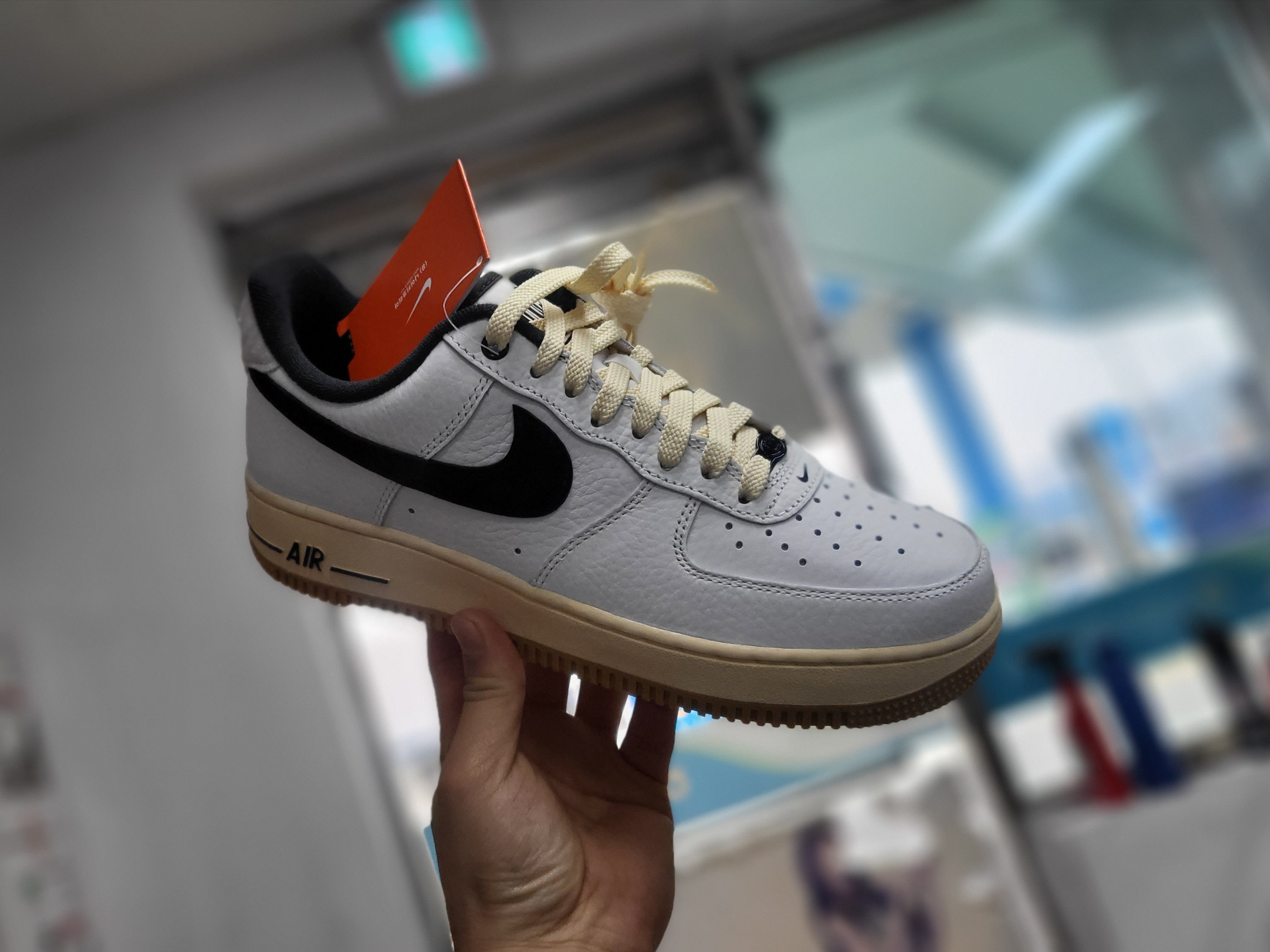 (W) Nike Air Force 1 '07 LX Black and Summit White 착용 스타일