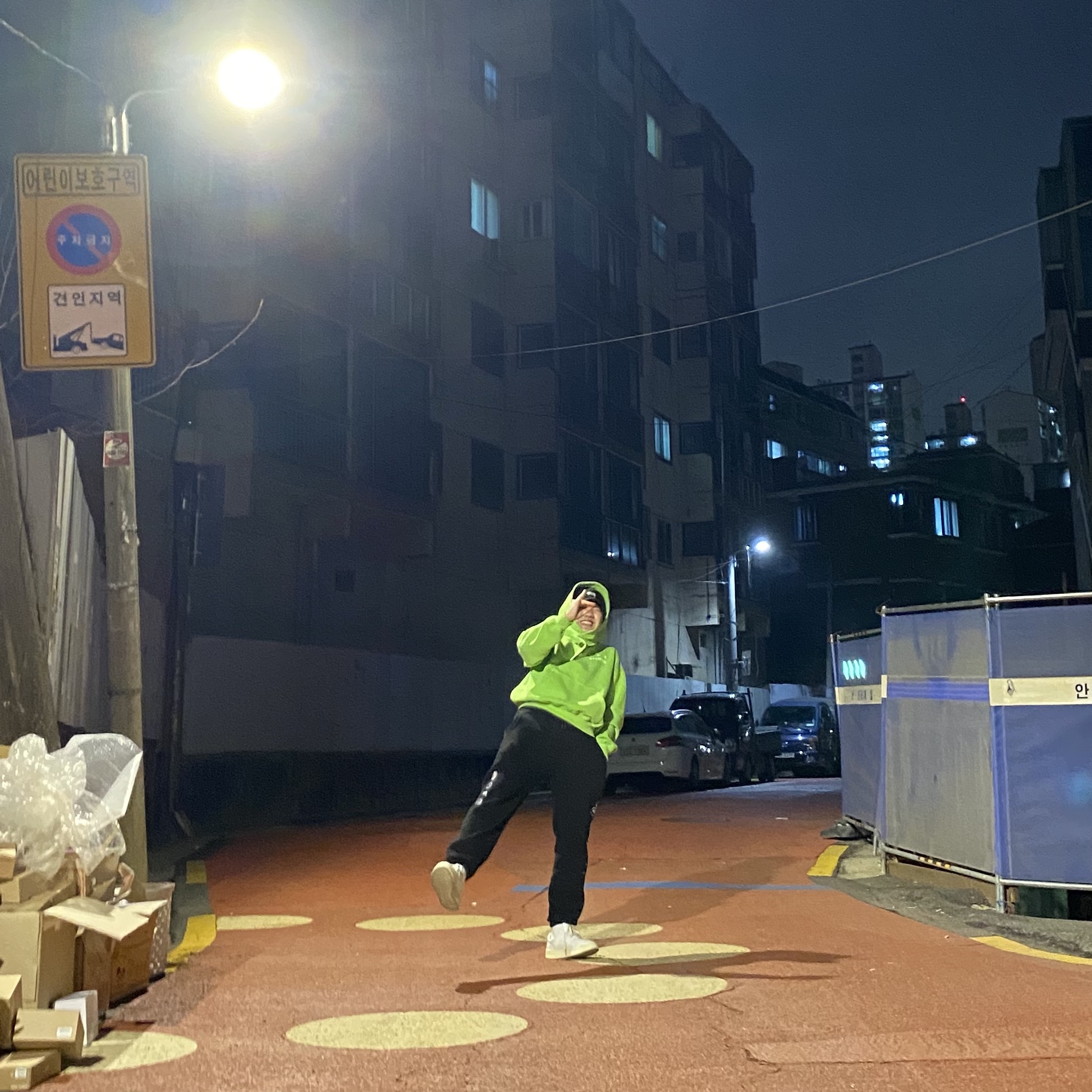IAB Studio Pigment Hoodie & Sack Apple Green, Autry Medalist Low Leather Sneakers White 착용 스타일