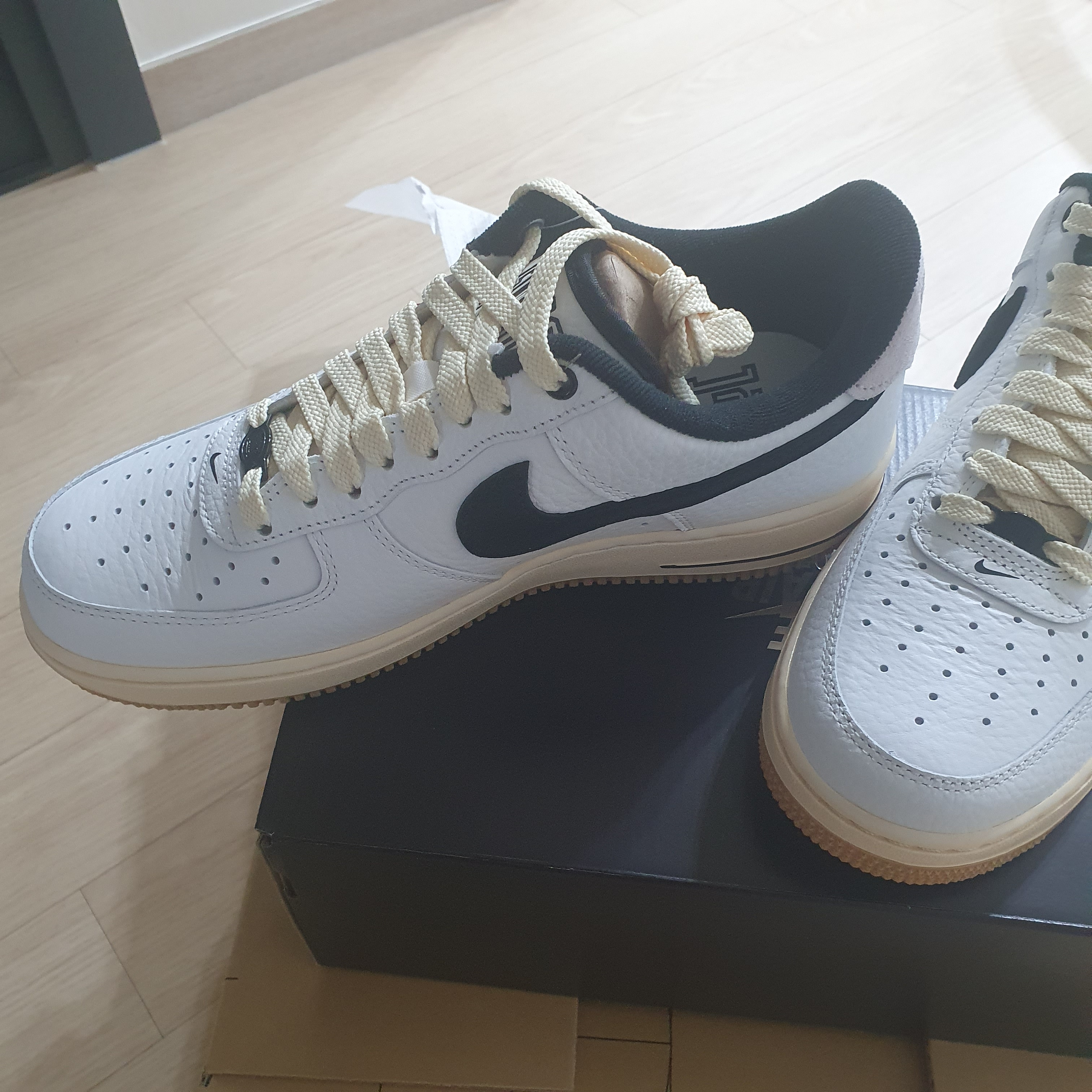 (W) Nike Air Force 1 '07 LX Black and Summit White 착용 스타일 - 2
