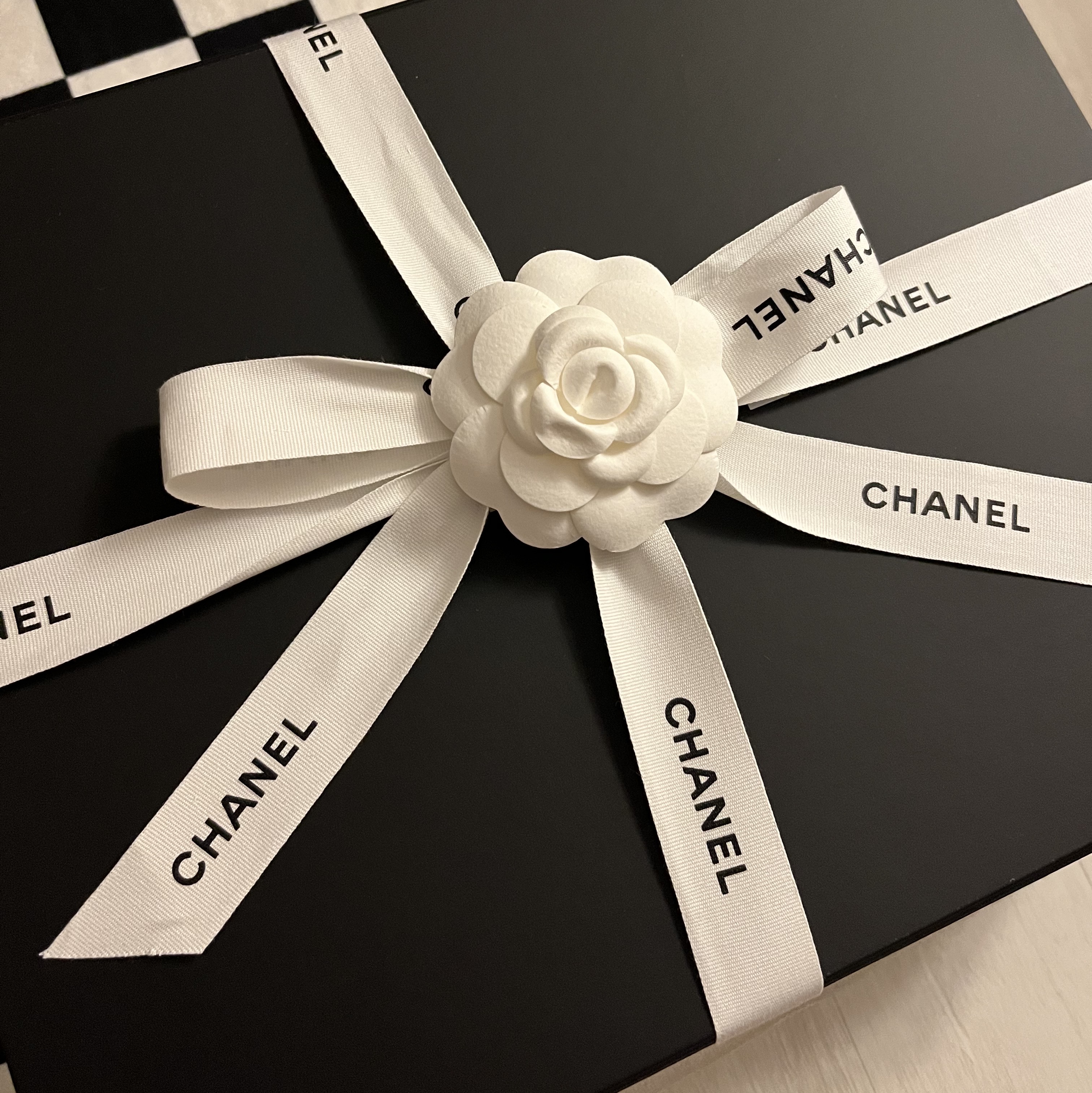 Chanel Small Gabrielle Backpack Aged Calfskin & Gold Silver Black 착용 스타일 - 3