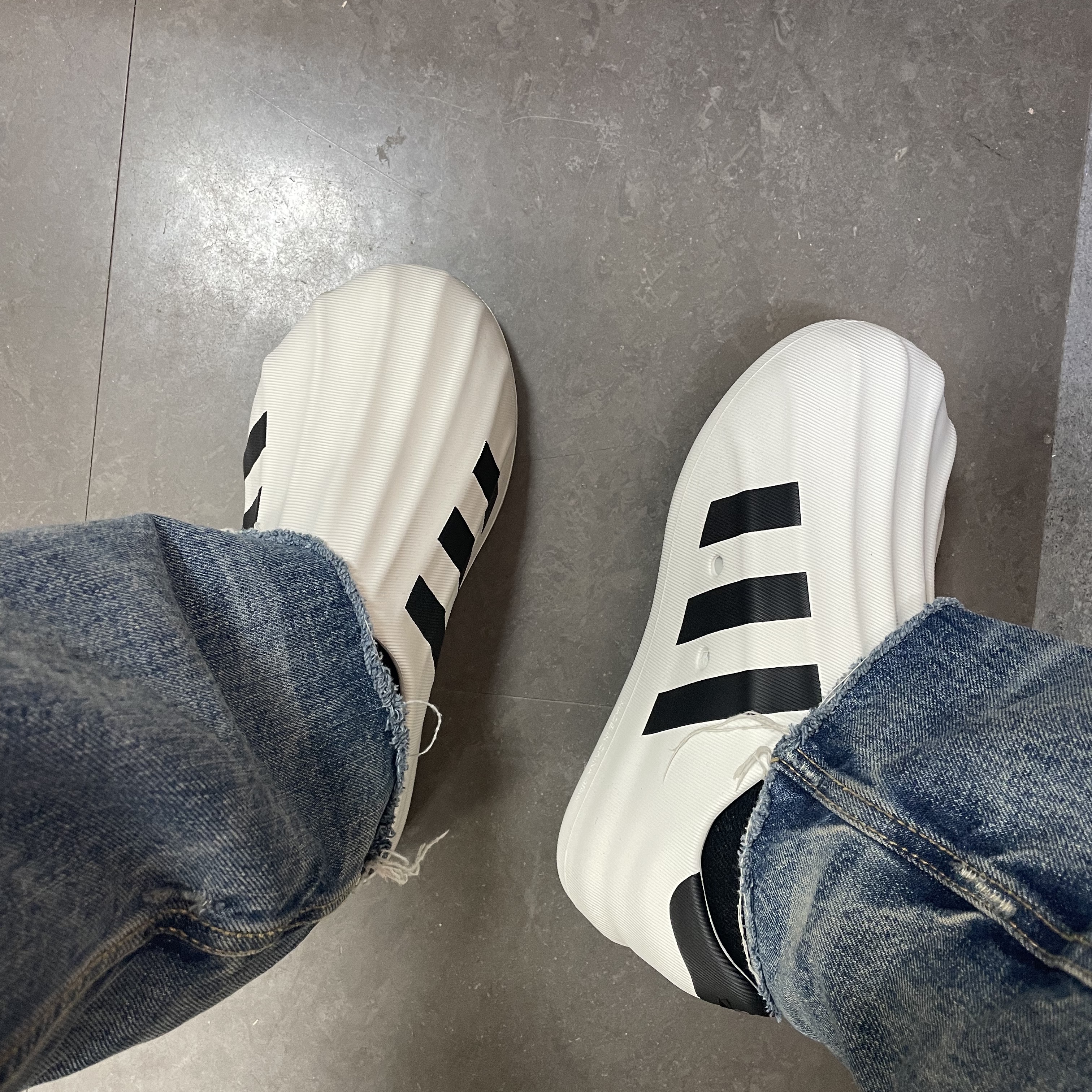 Adidas Adifom Superstar Core White 착용 스타일 - 2