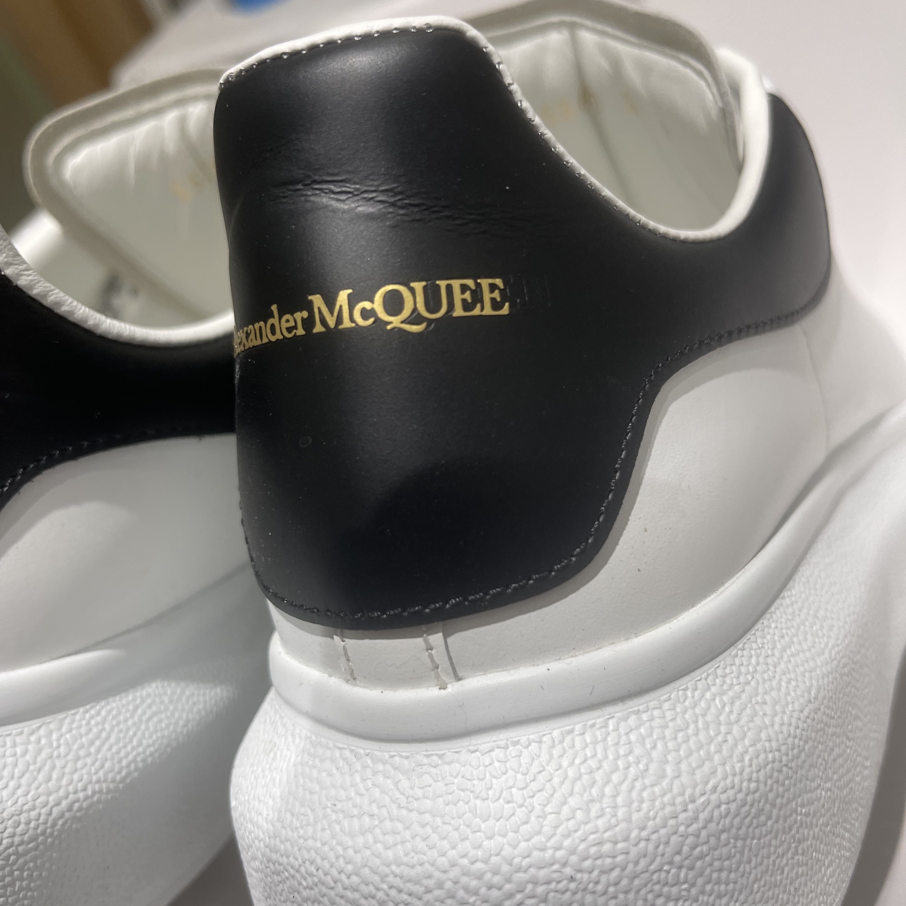 Alexander McQueen Oversized Sneakers White Black 착용 스타일 - 2