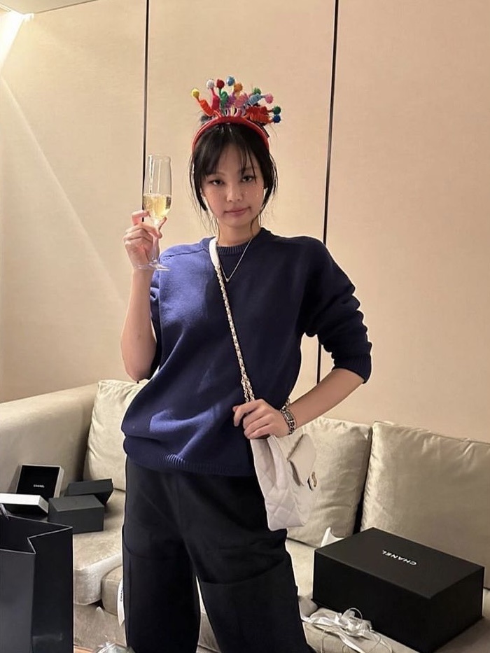 Chanel Small Hobo Bag Shiny Crumpled Calfskin & Gold White, Chanel Small Hobo Bag Shiny Crumpled Calfskin & Gold Black 착용 스타일 - 1