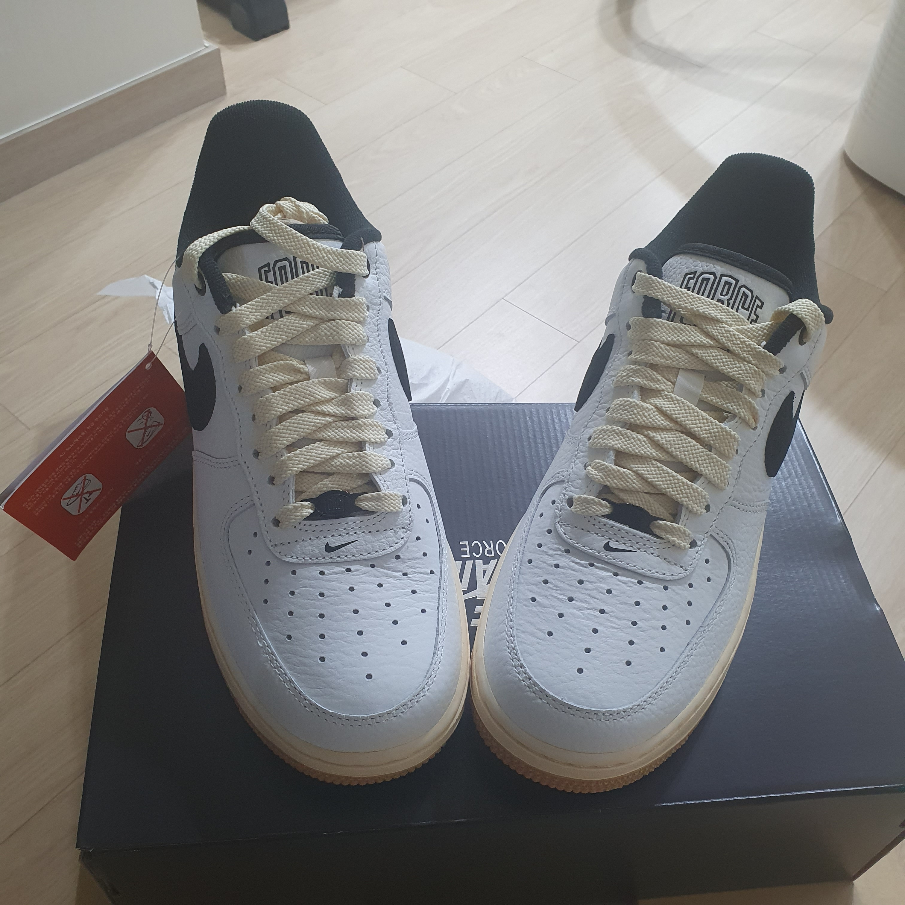 (W) Nike Air Force 1 '07 LX Black and Summit White 착용 스타일 - 3