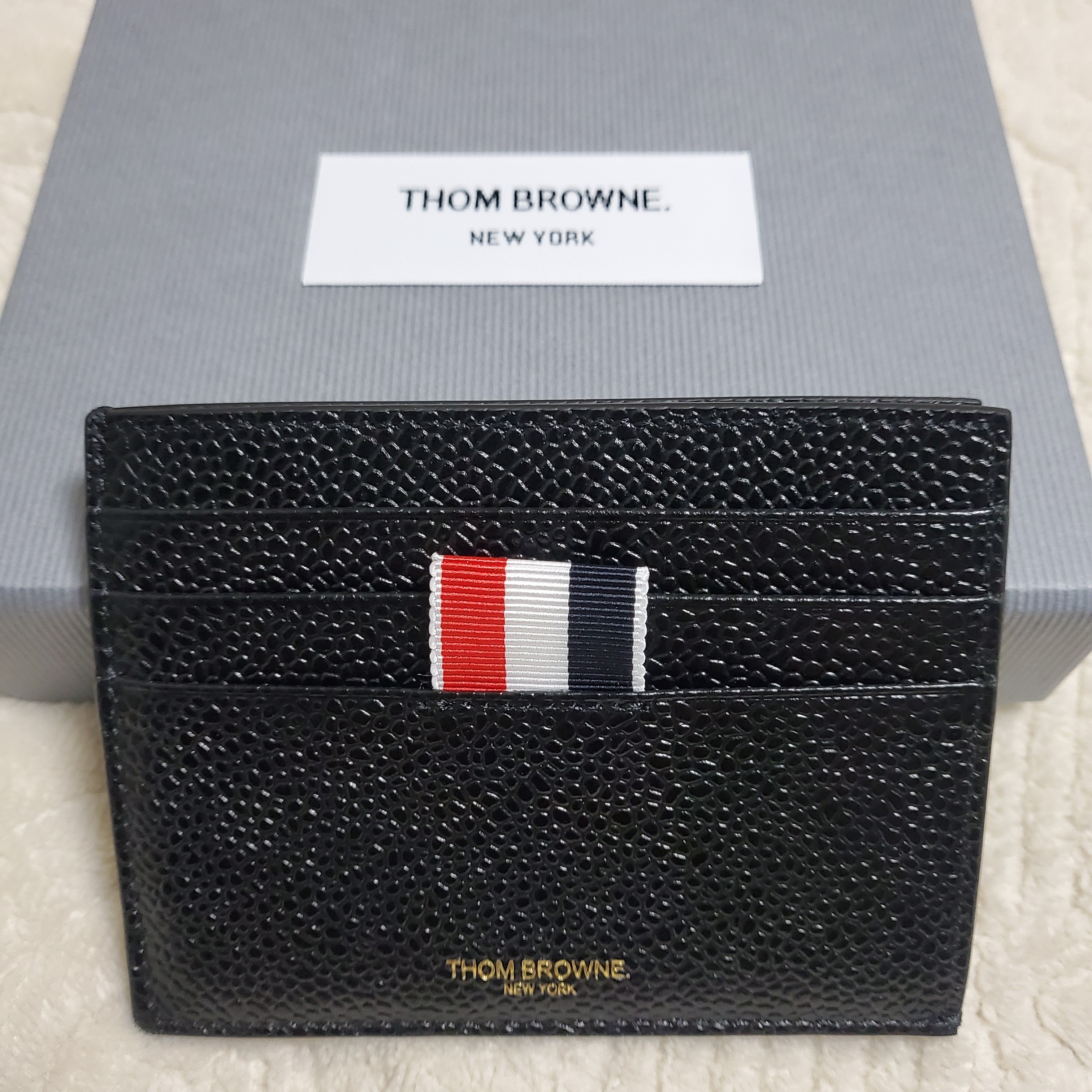 Thom Browne Pebble Grain Leather Stripe Note Compartment Card Holder Black 착용 스타일