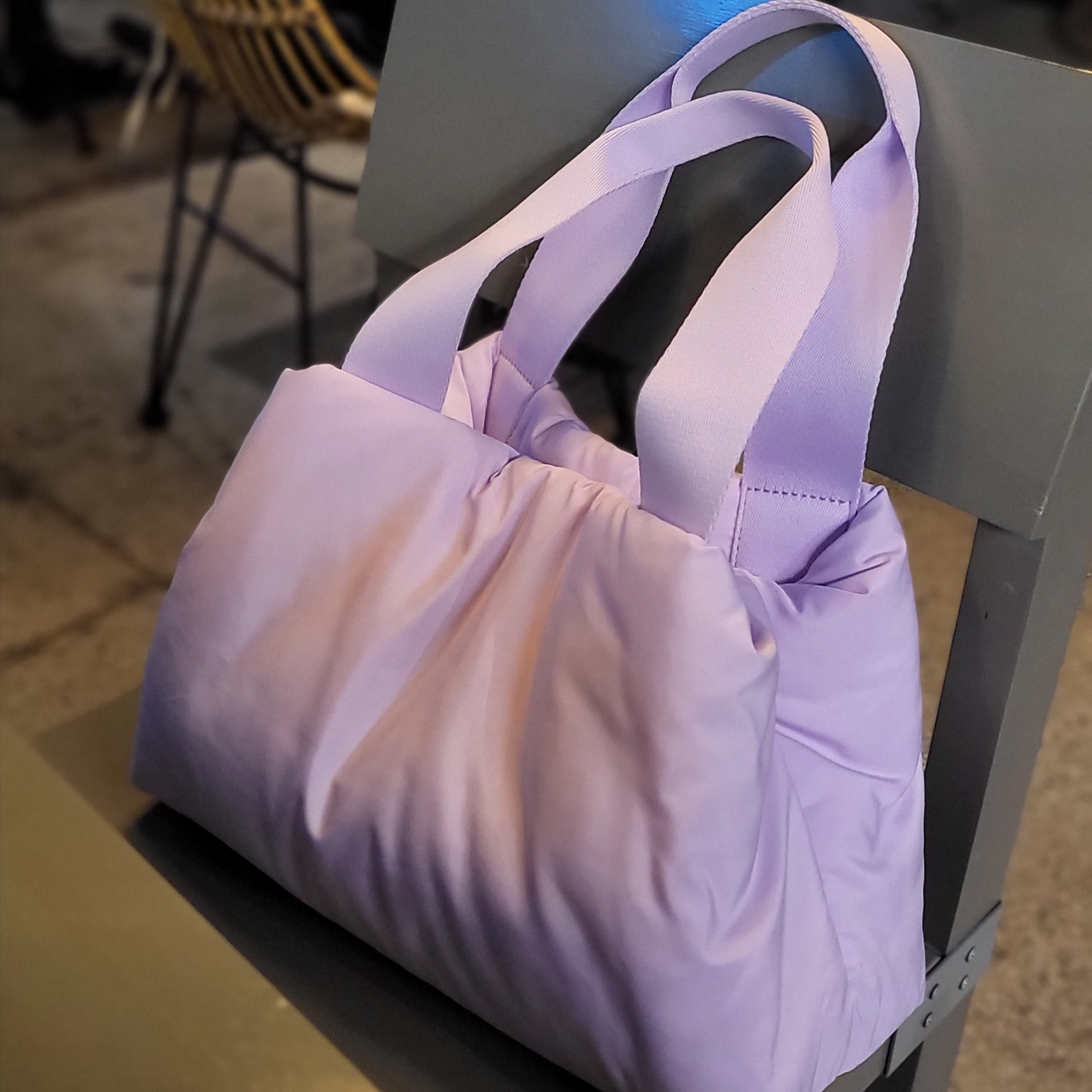 COS Padded Shopper Bag Lilac 착용 스타일