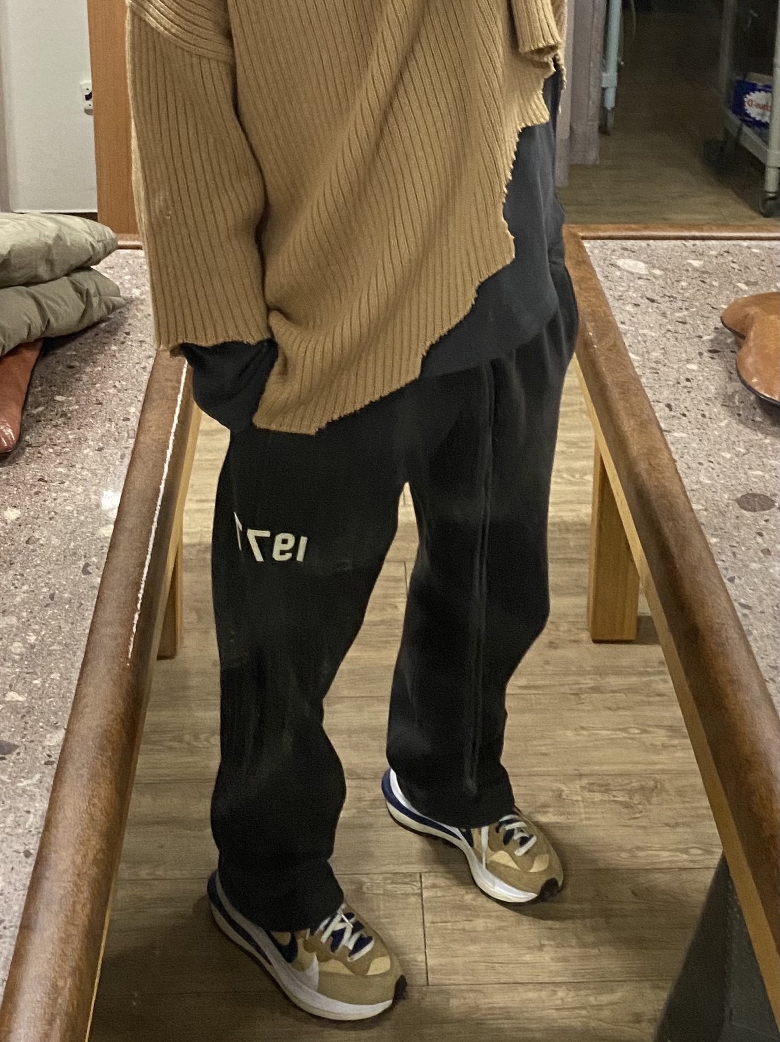 Essentials 1977 Relaxed Sweatpants Iron - 22SS, Nike x Sacai VaporWaffle Sesame and Blue Void 착용 스타일 - 2