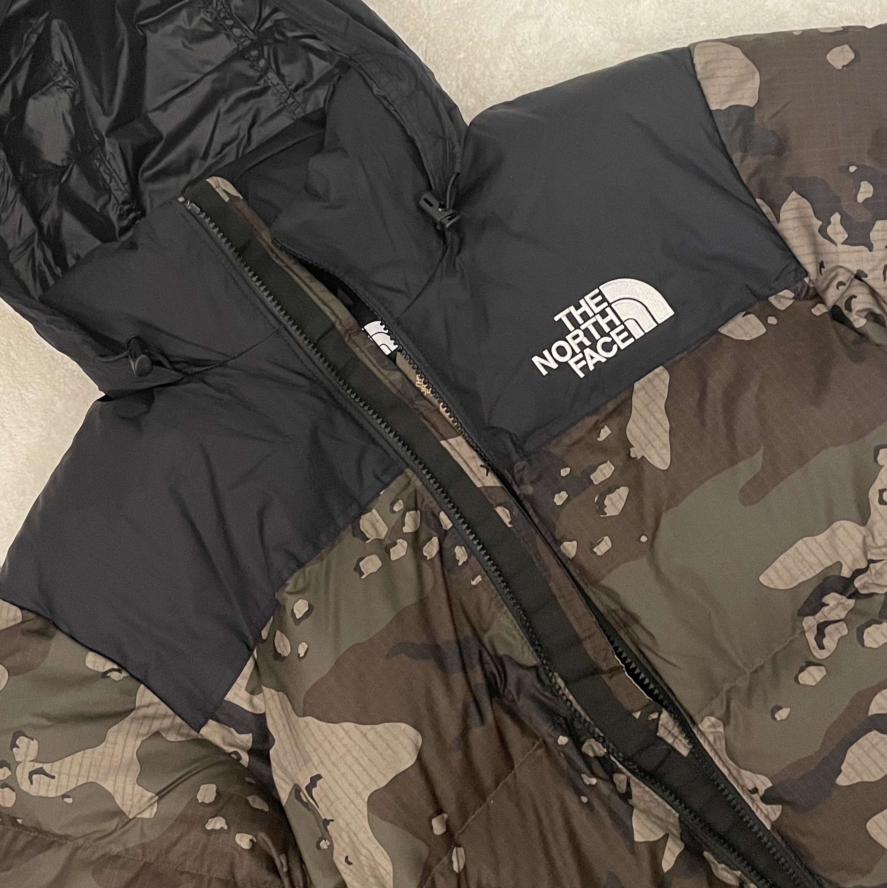 The North Face 1996 Novelty Nuptse Jacket Woodland Camo 착용 스타일