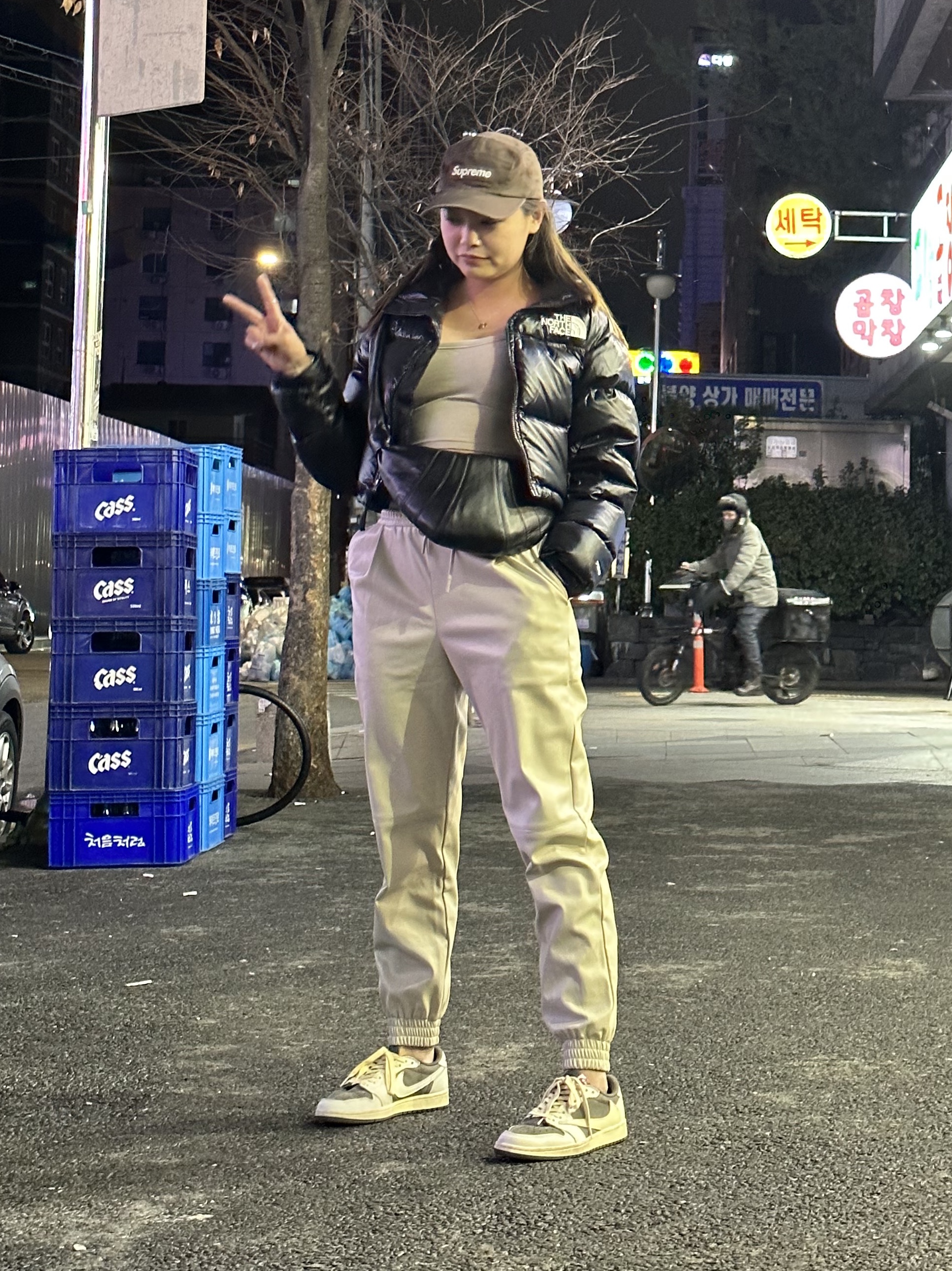 (W) The North Face Nuptse Short Jacket TNF Black, Lemaire Small Croissant Bag Soft Nappa Leather Black 착용 스타일 - 2