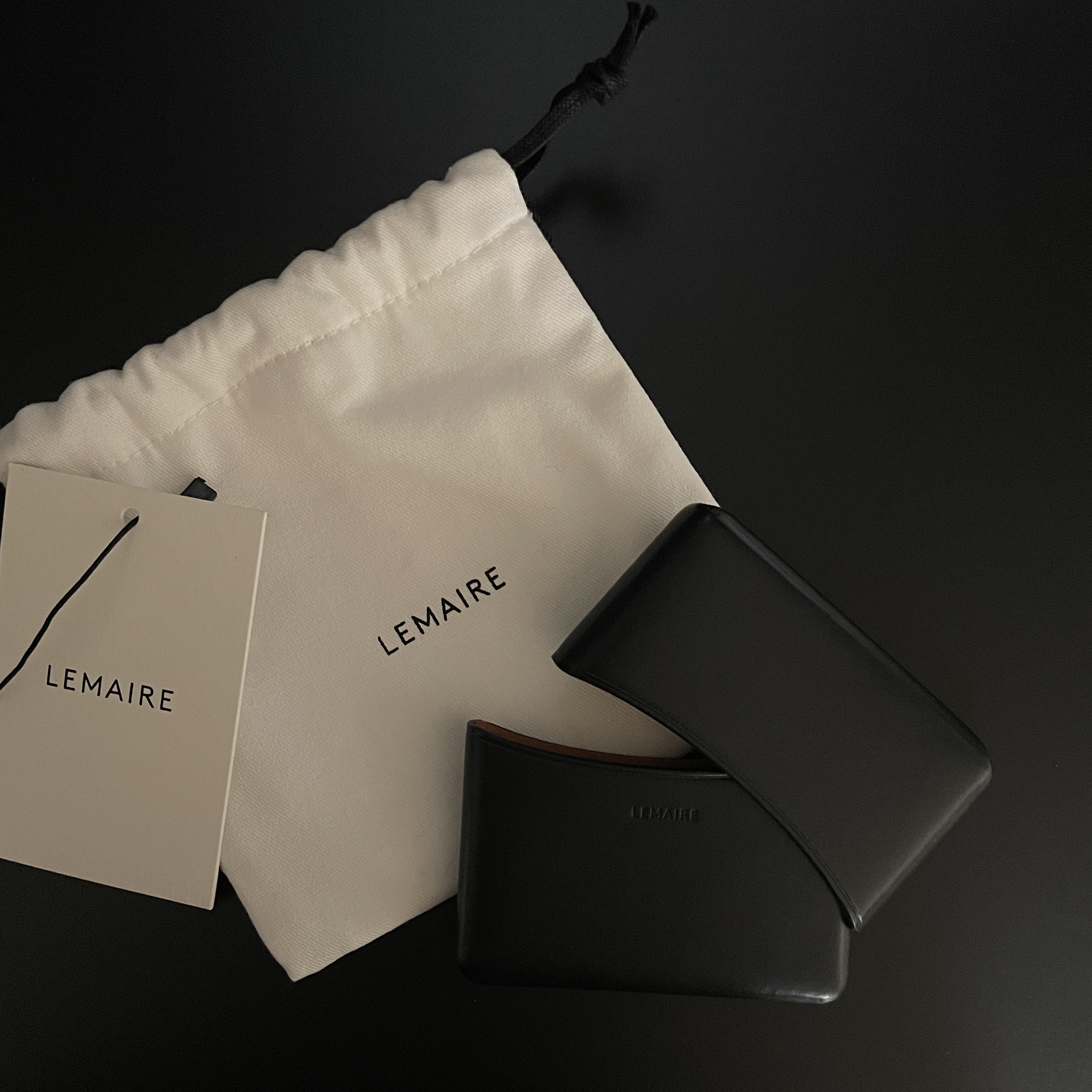 Lemaire Molded Card Holder Molded Calf Leather Black 착용 스타일