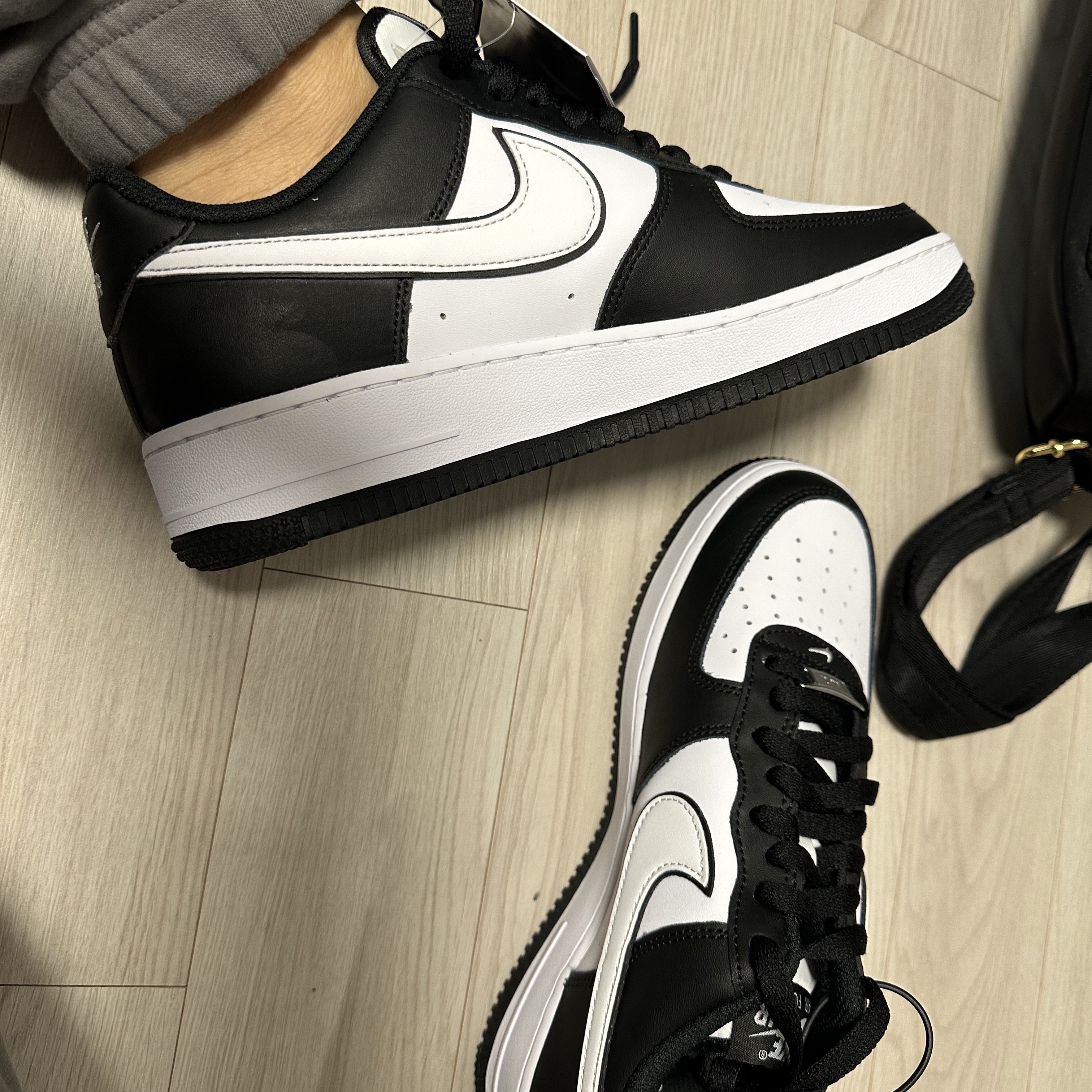 Nike Air Force 1 '07 Black White 착용 스타일
