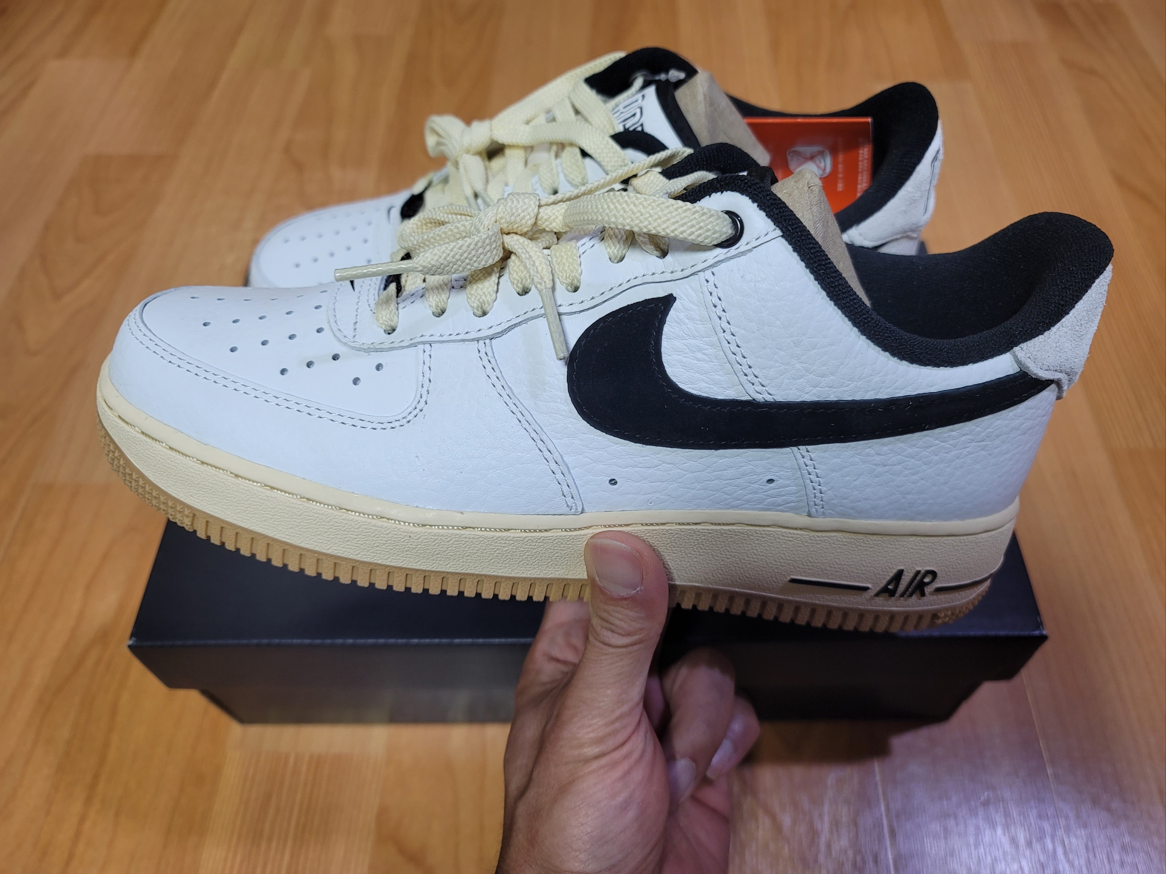 (W) Nike Air Force 1 '07 LX Black and Summit White 착용 스타일 - 1