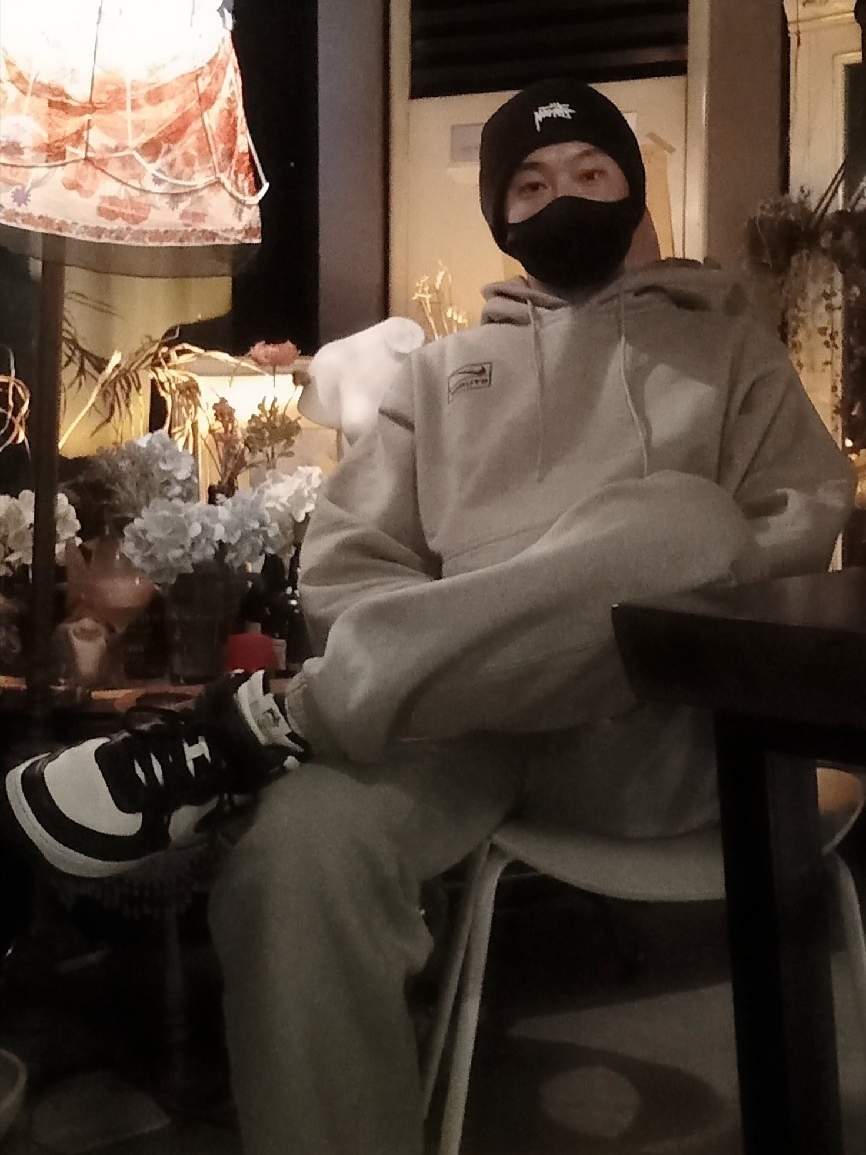 Nike x Stussy NRG RA Pullover Hoodie Dark Grey Heather (DJ9488-063), Nike x Stussy NRG RA Fleece Pants Dark Grey Heather (DJ9490-063) 착용 스타일 - 2